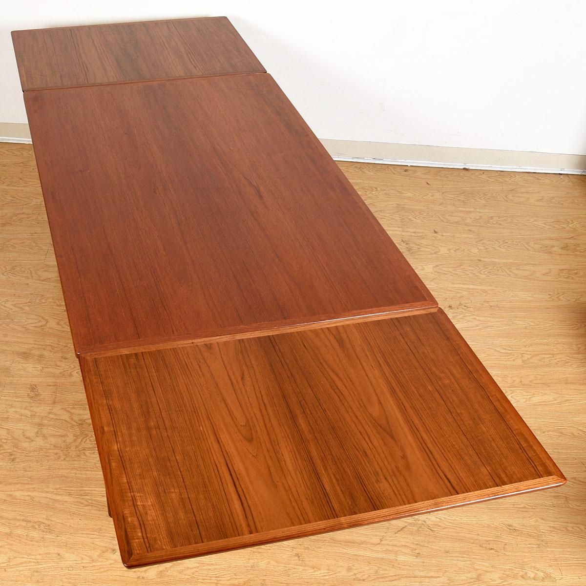 Teak Expanding Danish Modern Mid-Sized Dining Table In Good Condition For Sale In Kensington, MD