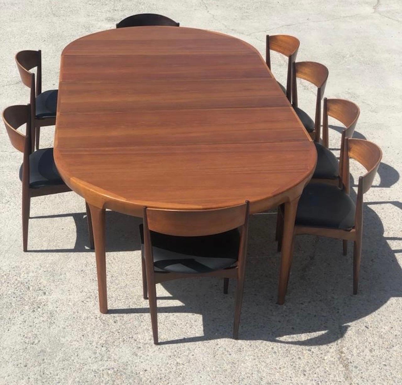 Set of Teak extandable table Ib kofod Larsen for Faarup Mobelfabrik and 8 chairs Jysk for Mobelfabrik 1960
Table diameter : 140 cm to 290 cm 
3 extensions 
Set of 8 teak chairs, black leatherette seats by Jydsk for Mobelindustri Skanderborg