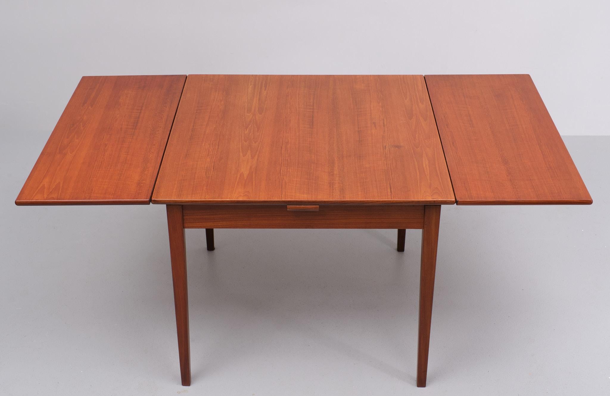 Teak extendable dining table  1960s  In Good Condition For Sale In Den Haag, NL