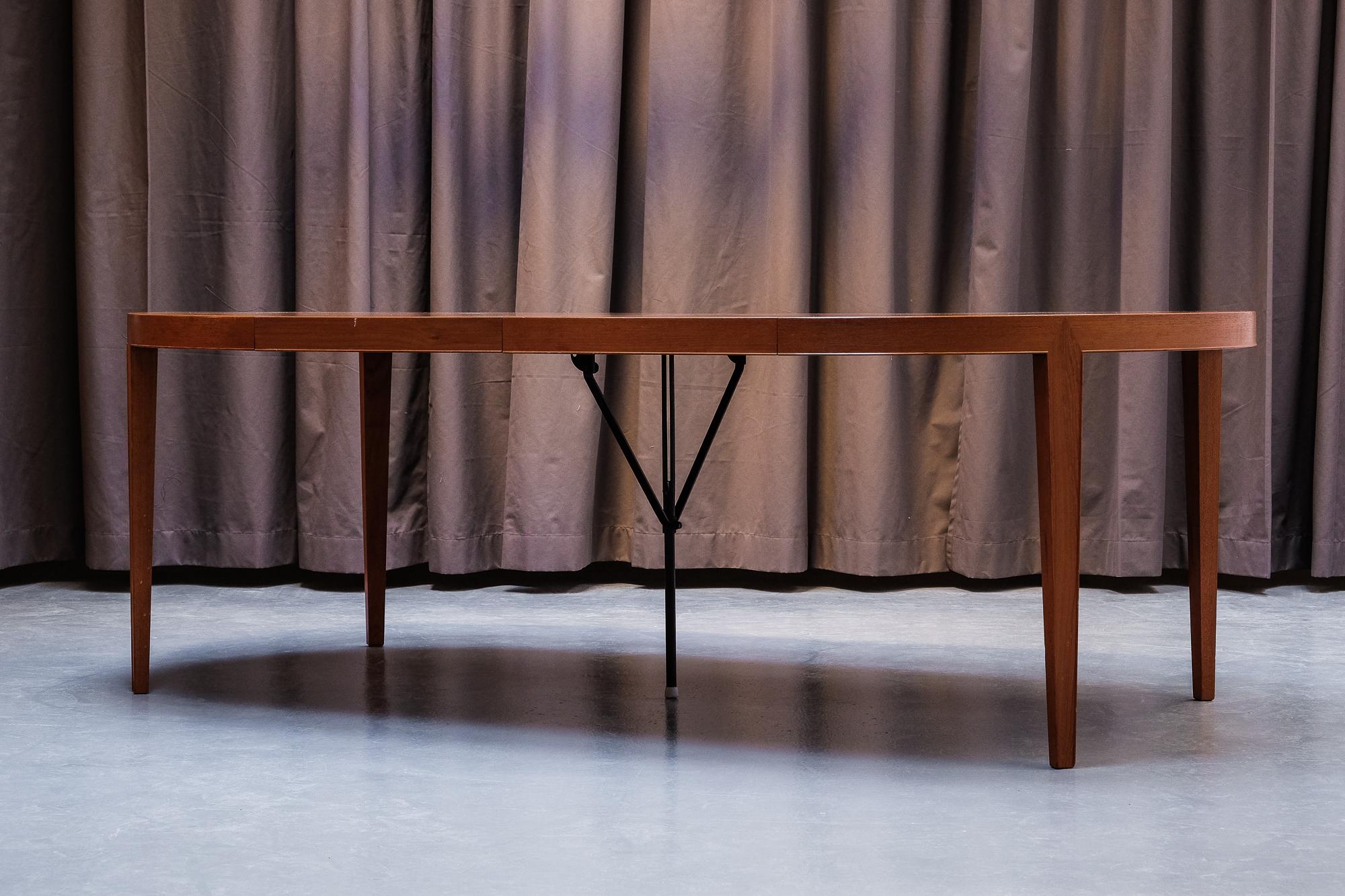 Beautiful 1960s extendable dining table made of teak, designed by Severin Hansen. Produced by Haslev Møbelsnedkeri in Denmark. Great craftsmanship and details. Very clean original condition.

Comes with two extending pieces, so it can be used in