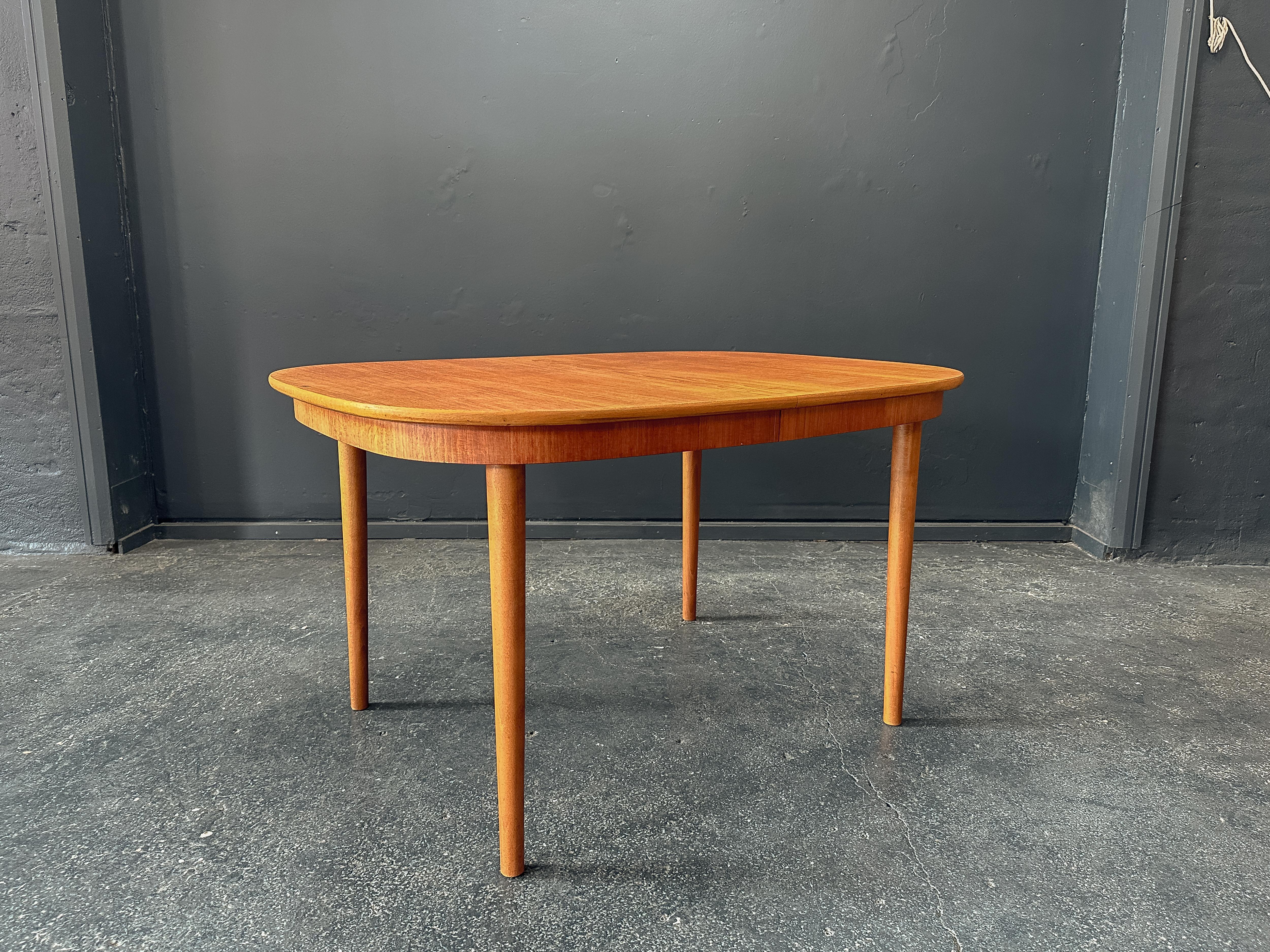 Cette table de salle à manger compacte en teck est une pièce magnifiquement proportionnée qui équilibre la forme et la fonction avec un charme sans effort. Conçue pour les petits espaces, sa forme carrée douce et arrondie offre une alternative