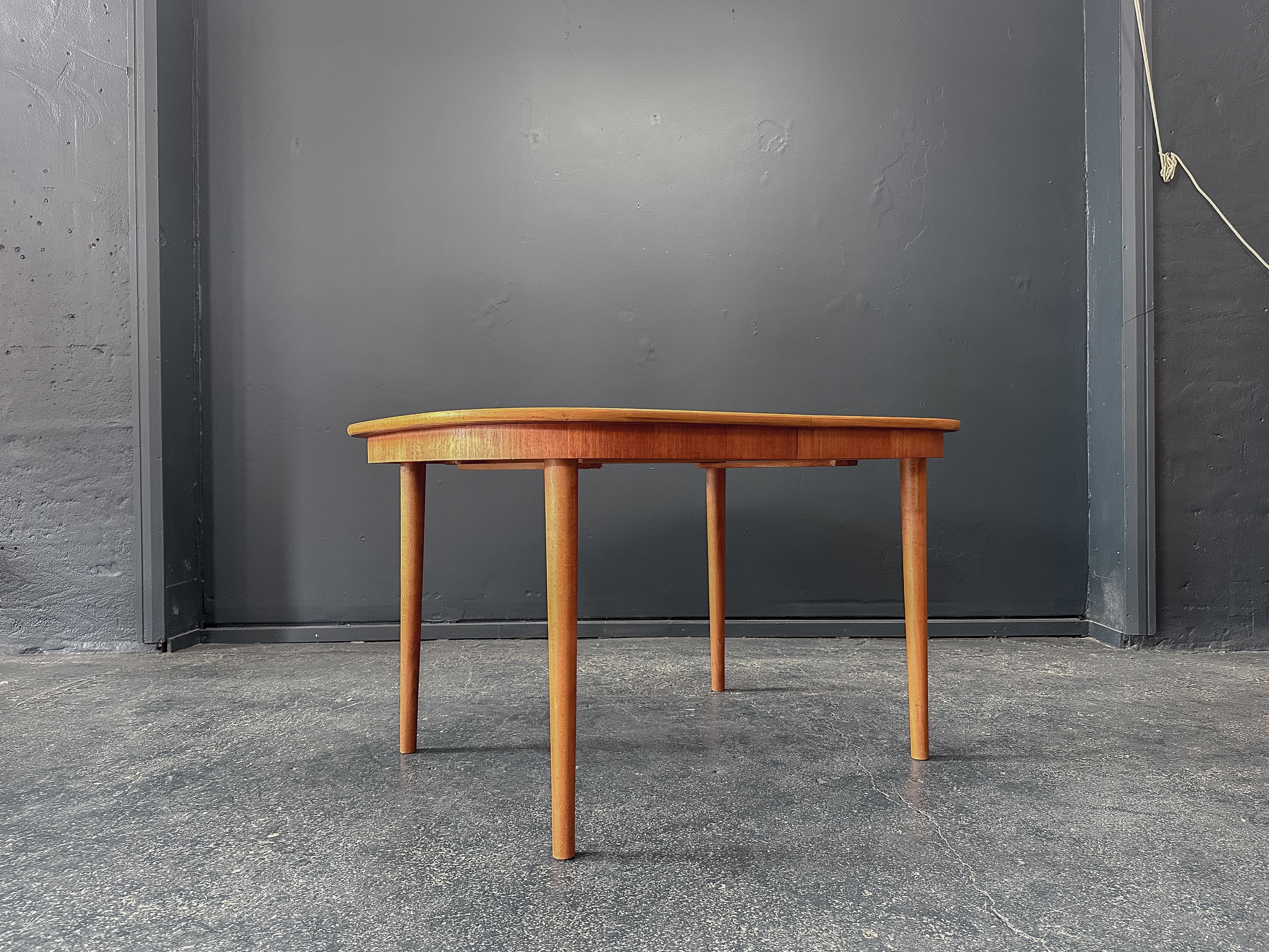 Table à manger extensible en teck Bon état - En vente à London, GB