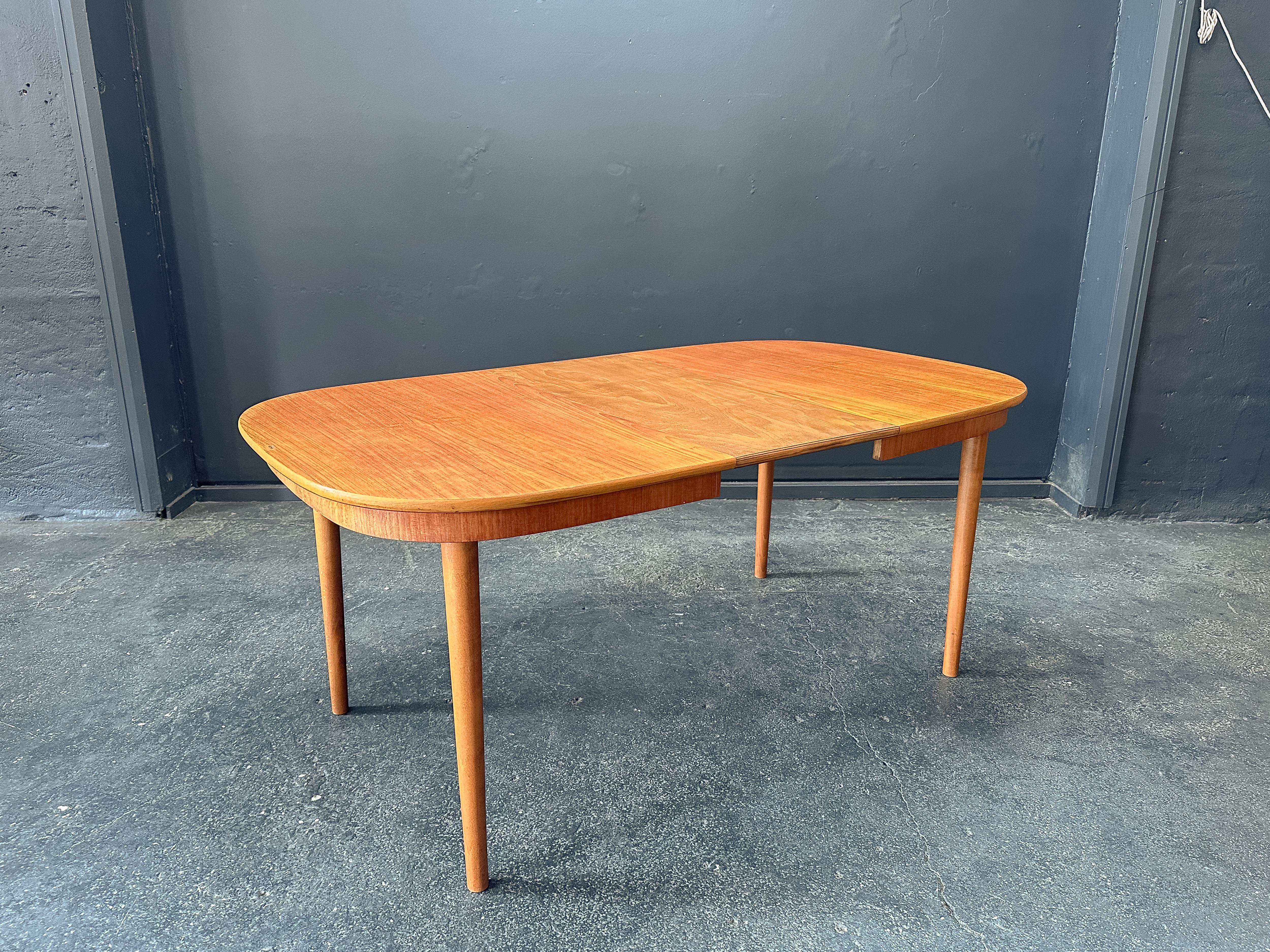 20ième siècle Table à manger extensible en teck en vente