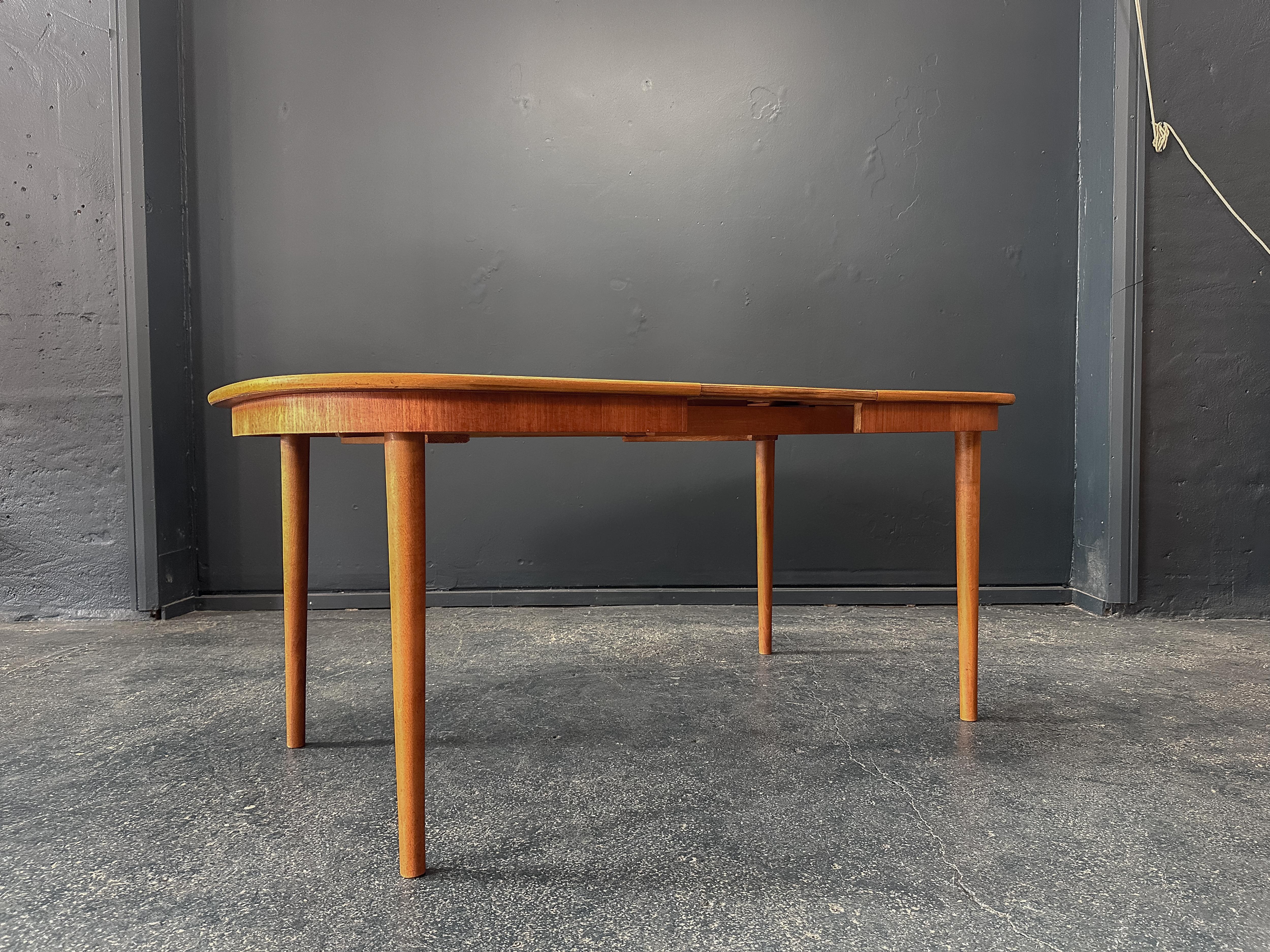 Table à manger extensible en teck en vente 2