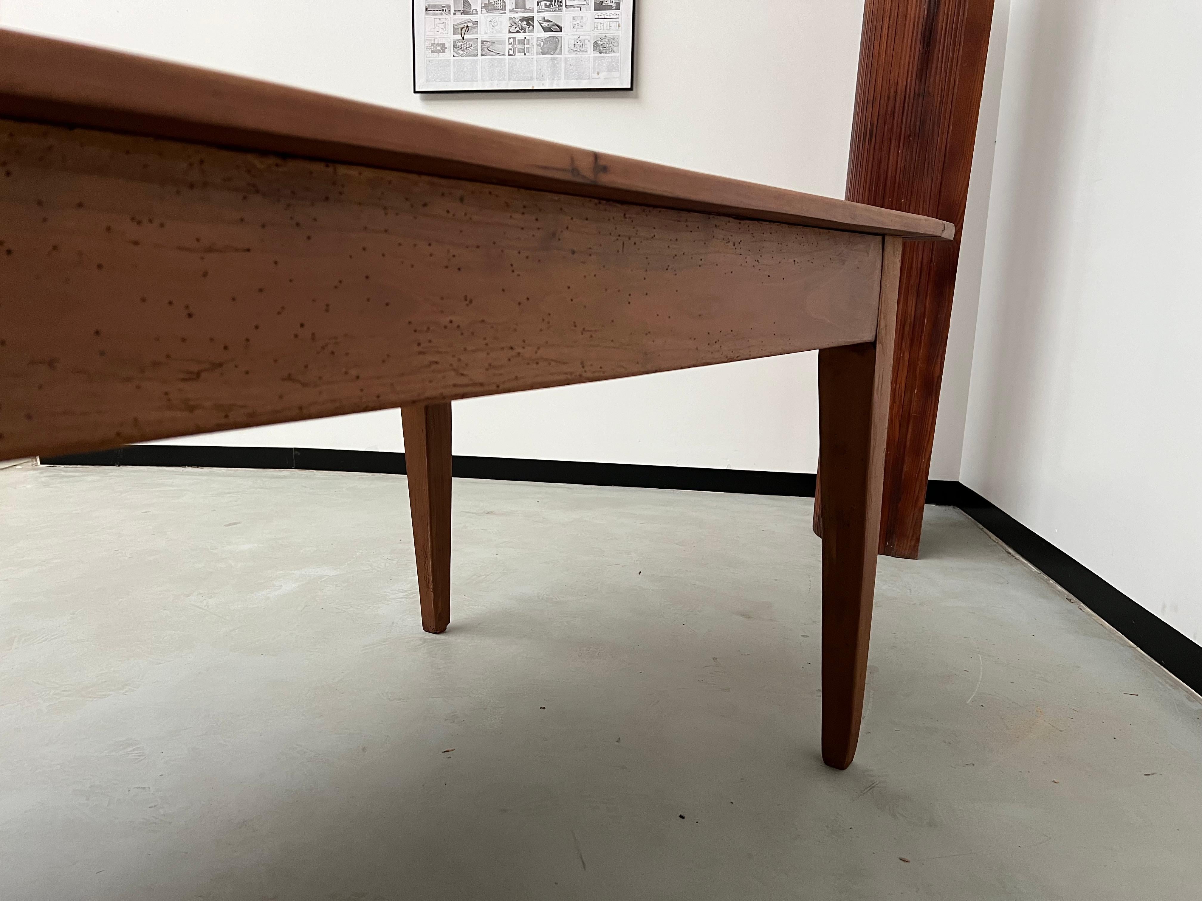 Table de ferme en teck avec pieds en fuseau en vente 12