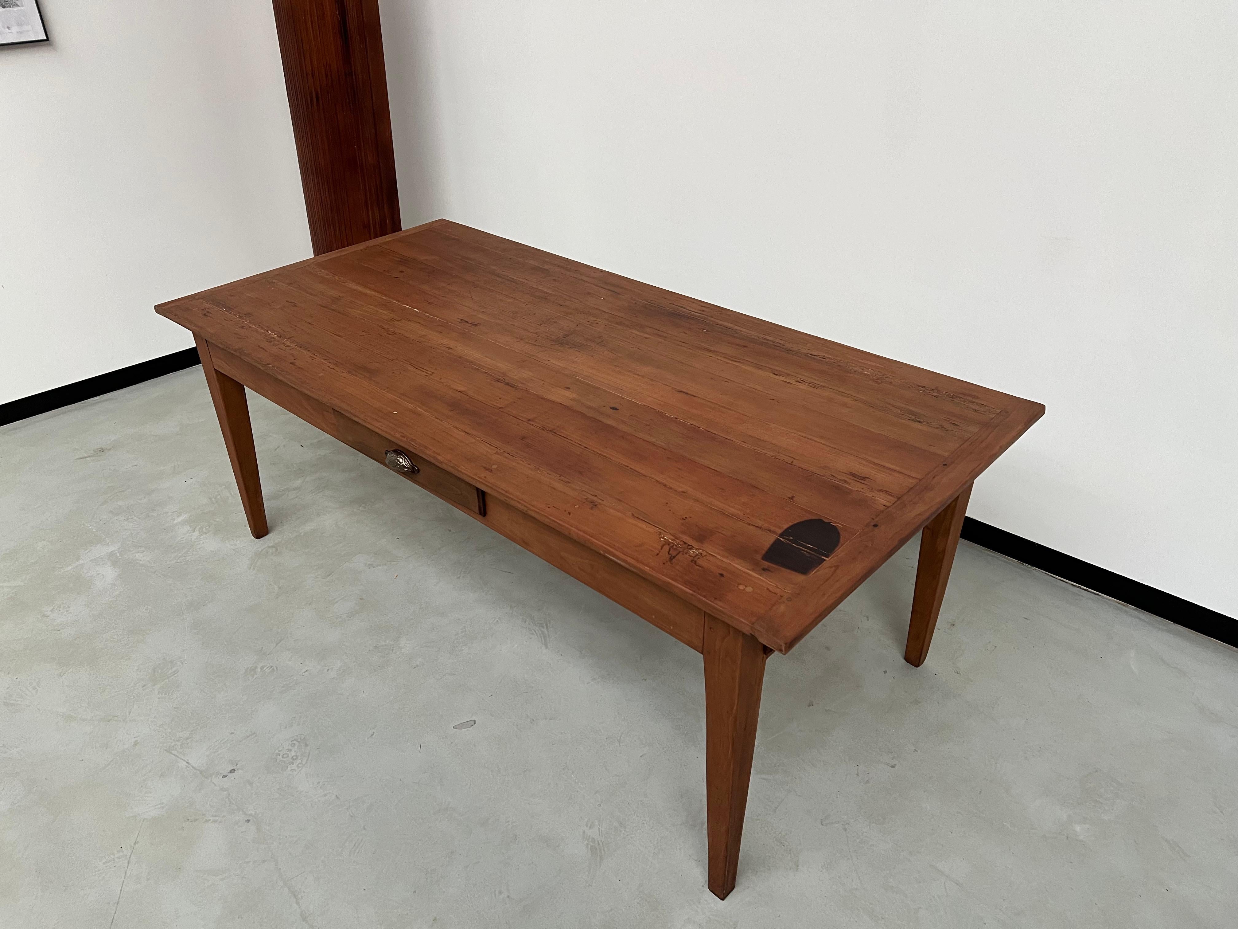 Teak farm table with spindle legs In Good Condition For Sale In LYON, FR