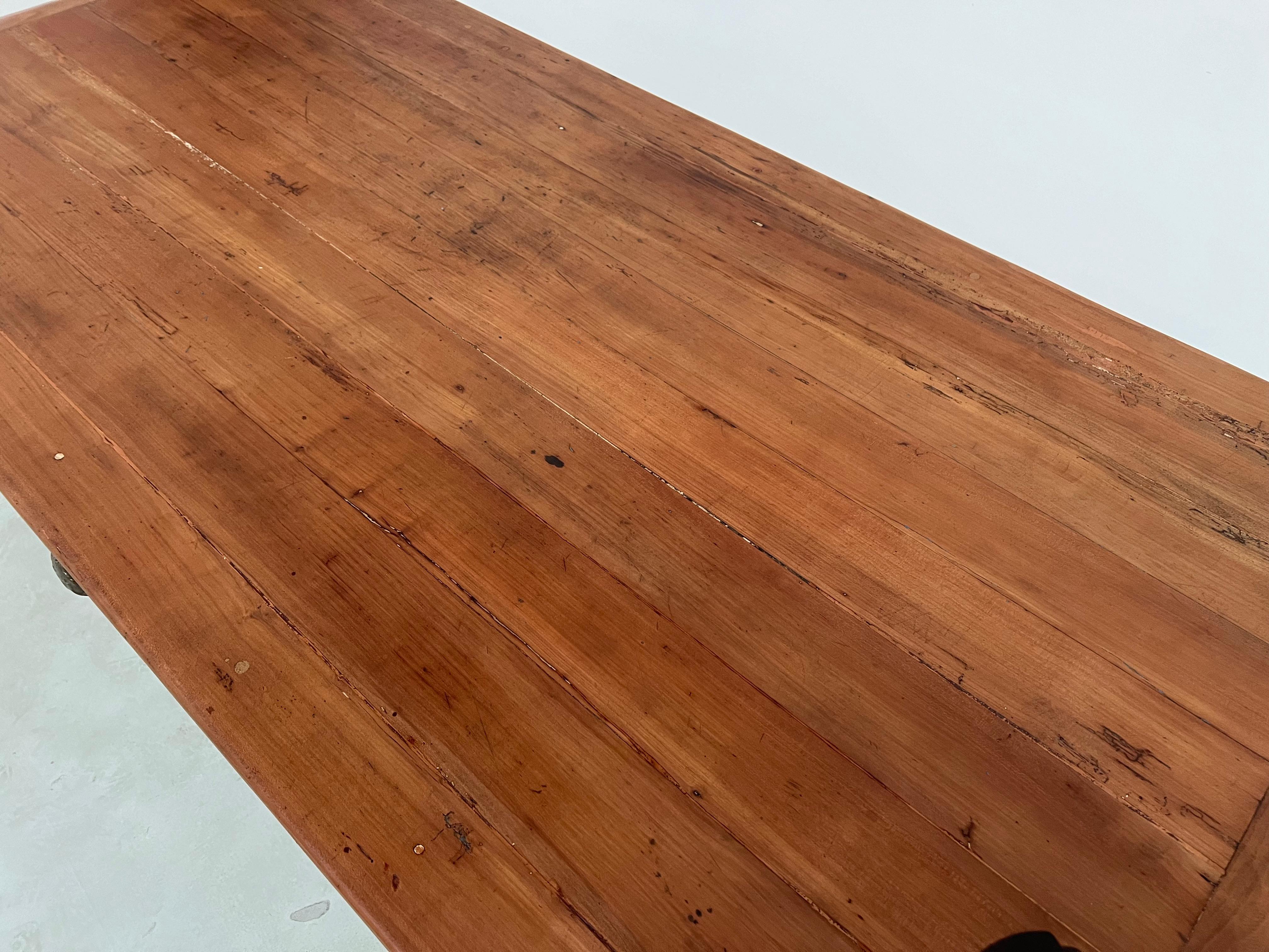 Table de ferme en teck avec pieds en fuseau en vente 1