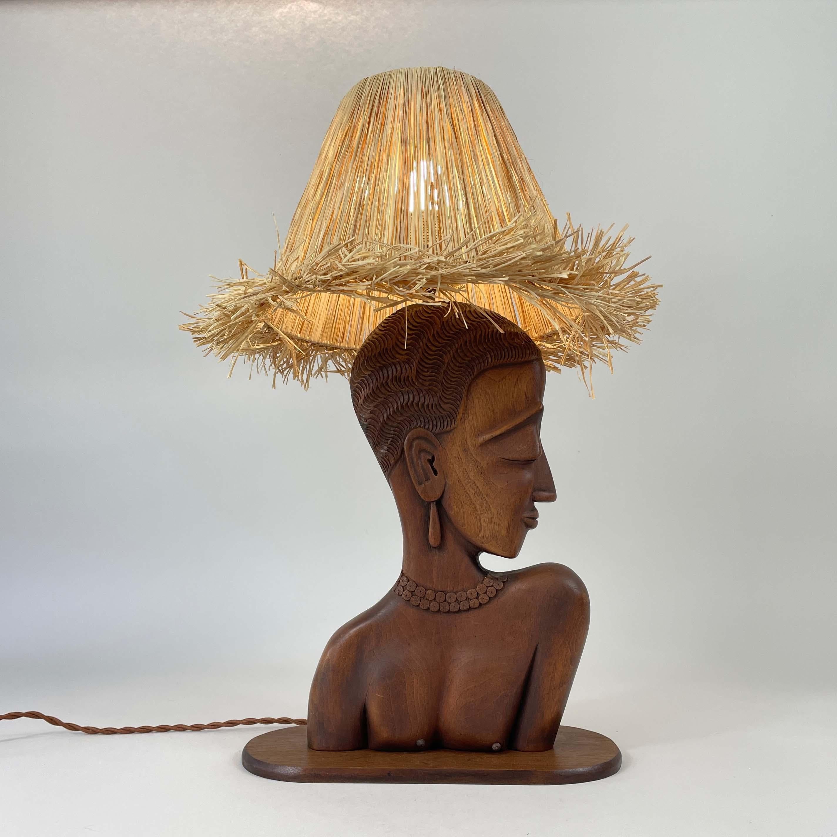Lampe de table à buste de femme en teck avec abat-jour en raphia, France, années 1950 en vente 3