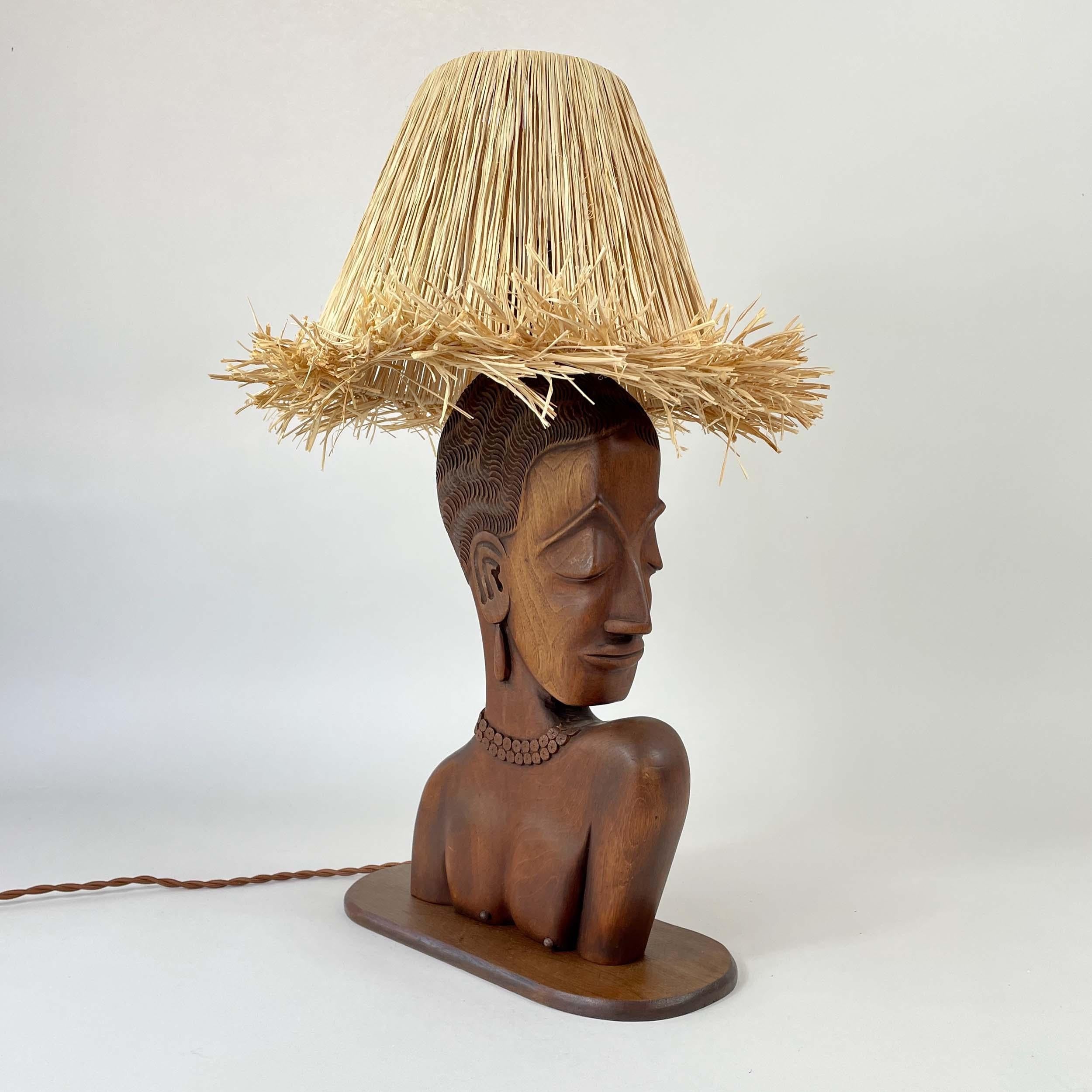 Lampe de table à buste de femme en teck avec abat-jour en raphia, France, années 1950 en vente 4