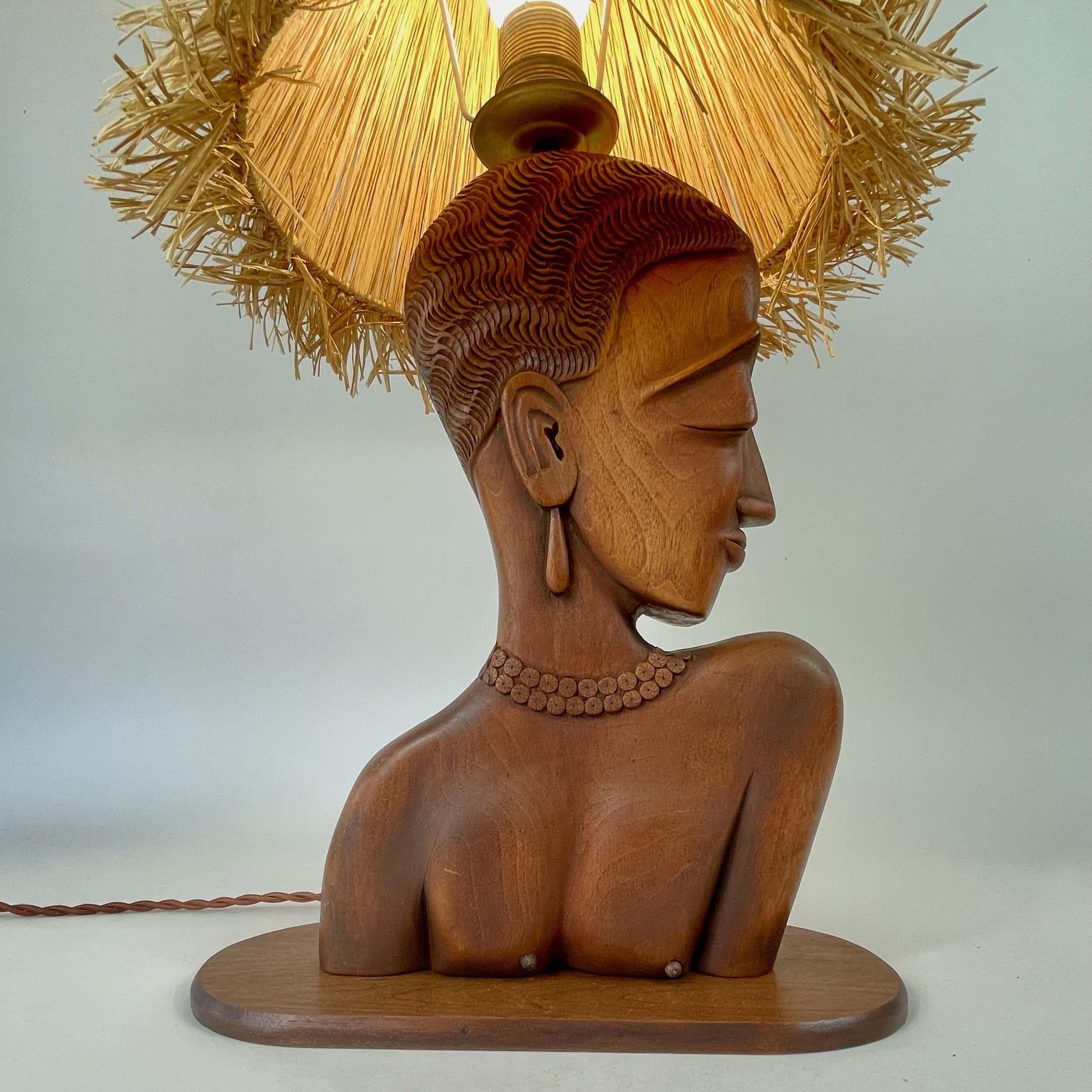 Lampe de table à buste de femme en teck avec abat-jour en raphia, France, années 1950 en vente 5