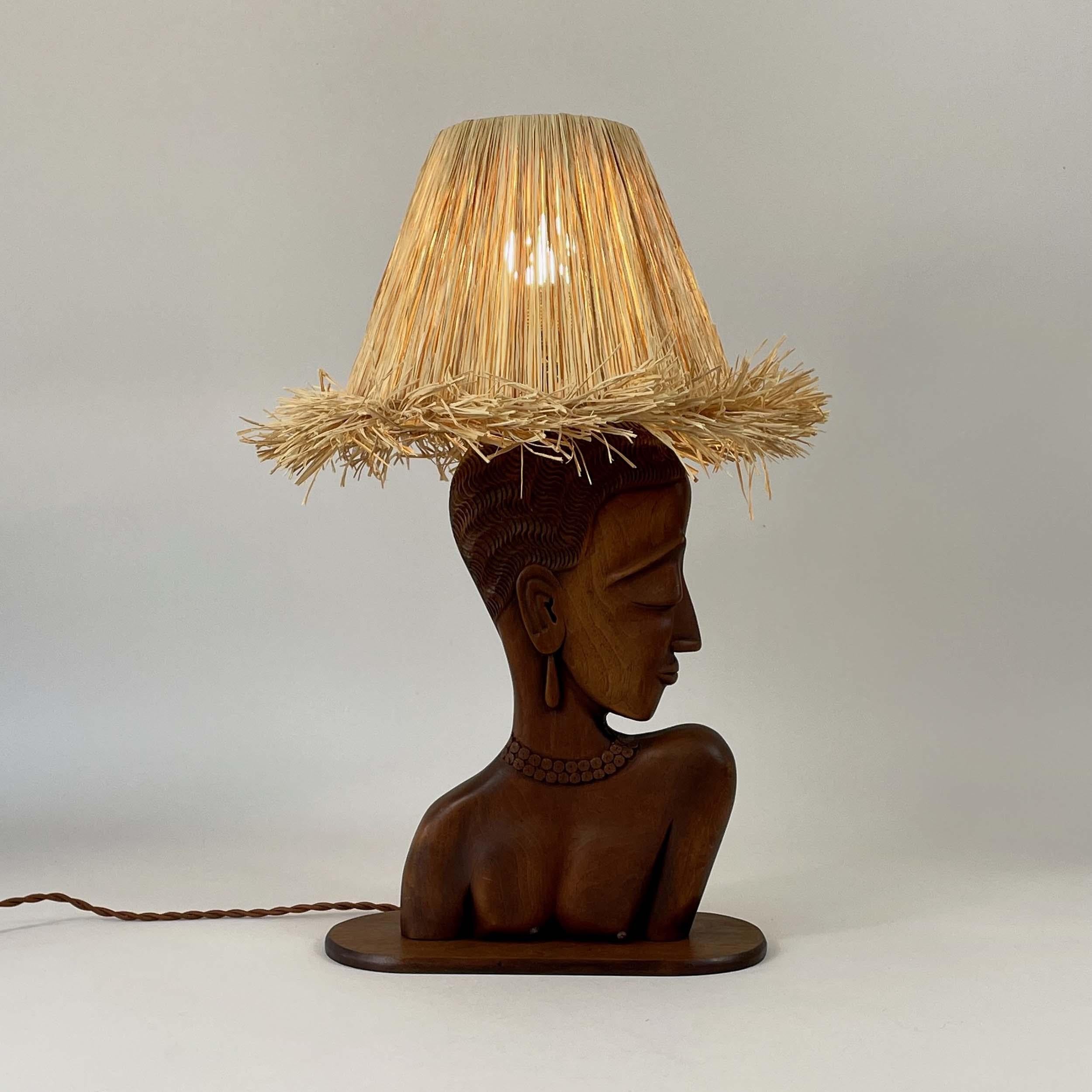 Lampe de table à buste de femme en teck avec abat-jour en raphia, France, années 1950 en vente 6