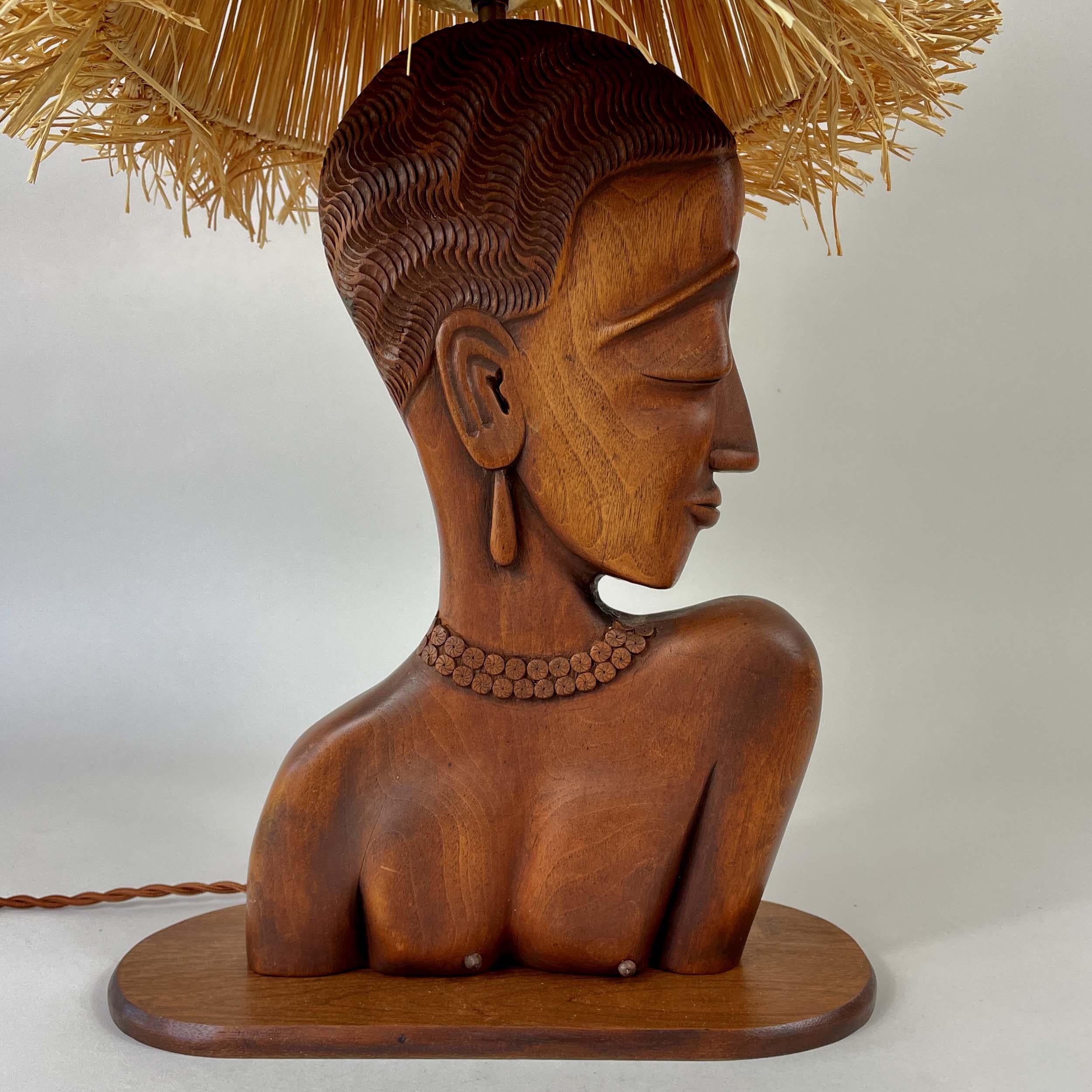 Lampe de table à buste de femme en teck avec abat-jour en raphia, France, années 1950 en vente 7