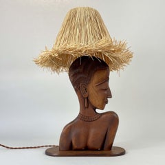 Lampada da tavolo con busto femminile in teak e paralume in rafia, Francia, anni '50
