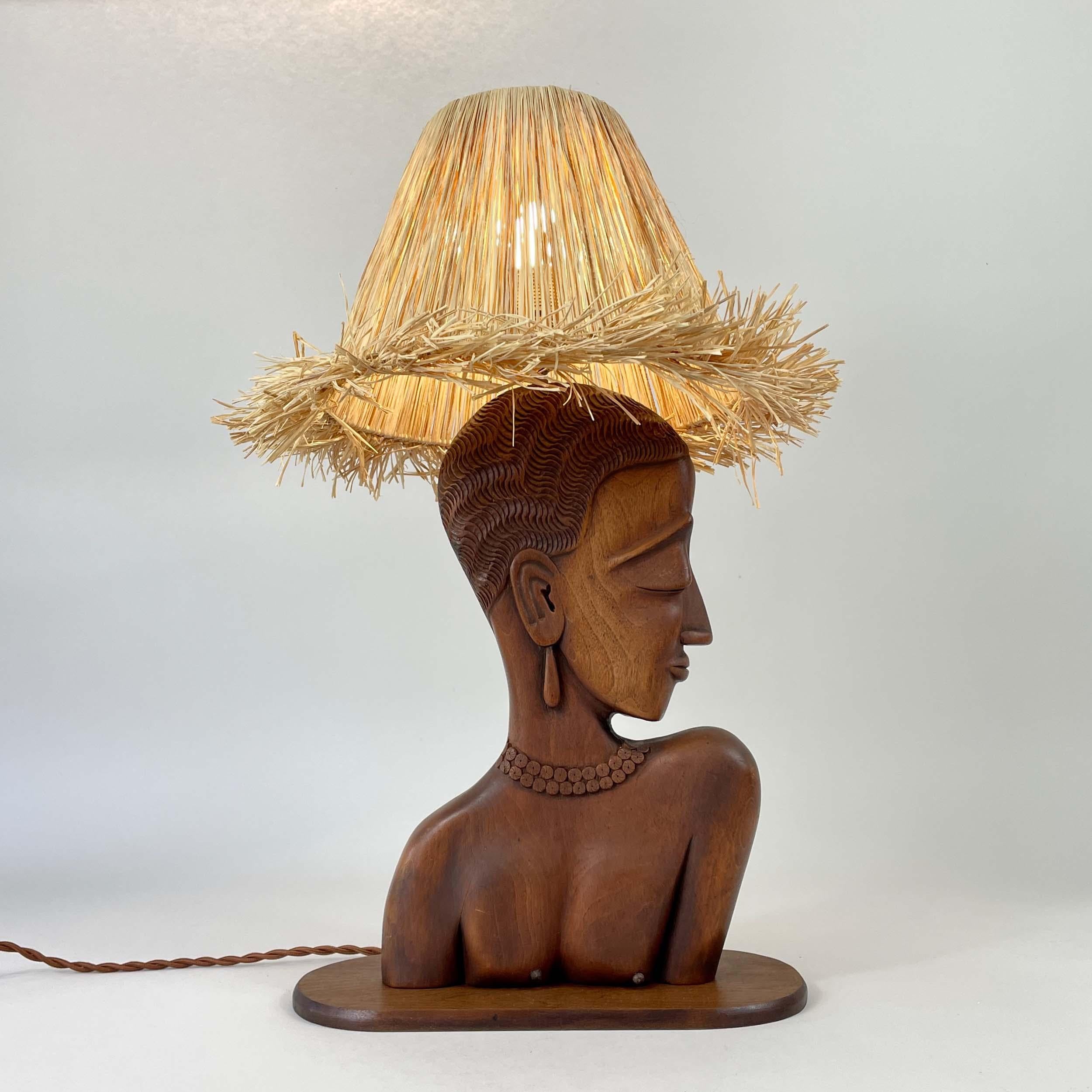 Mid-Century Modern Lampe de table à buste de femme en teck avec abat-jour en raphia, France, années 1950 en vente