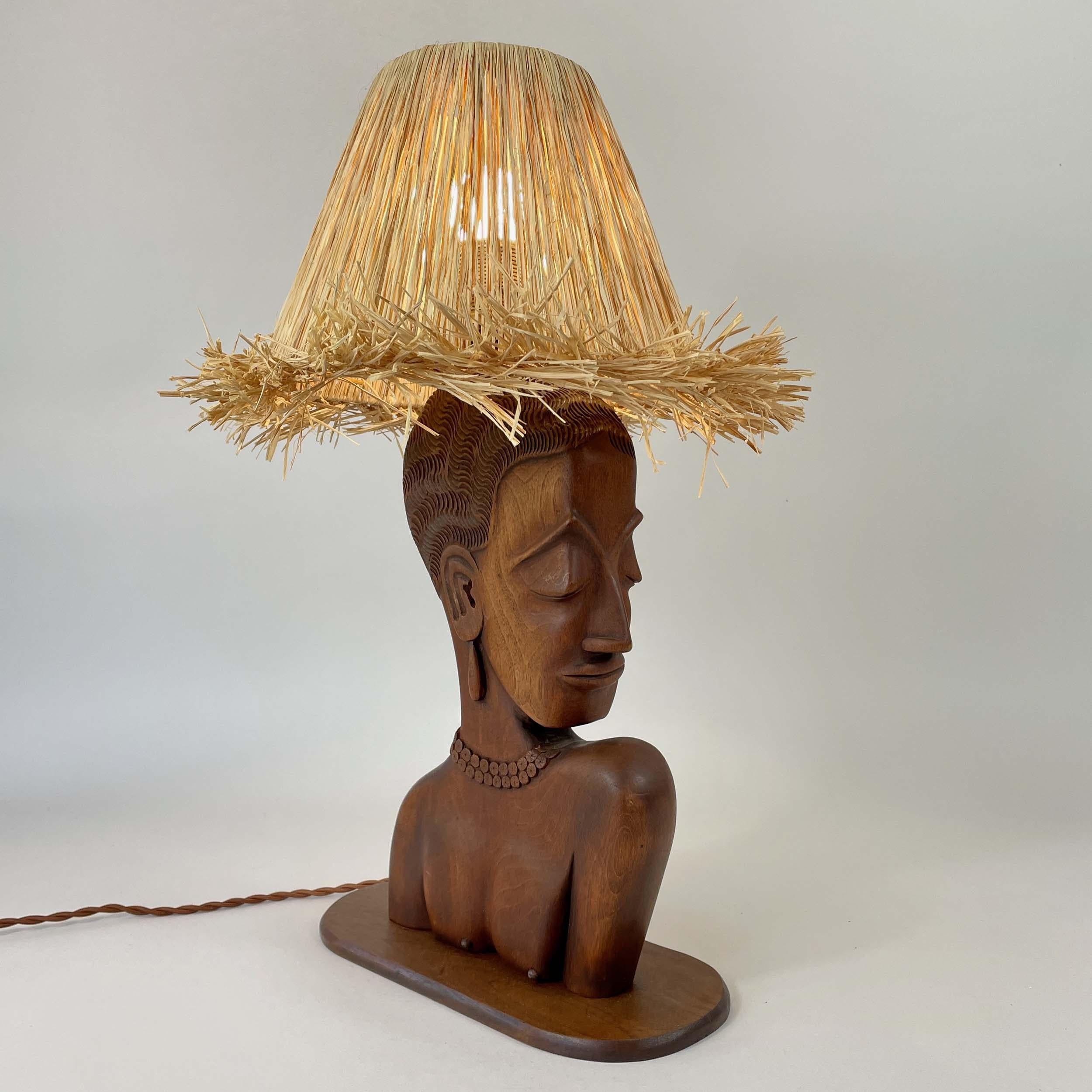 Français Lampe de table à buste de femme en teck avec abat-jour en raphia, France, années 1950 en vente