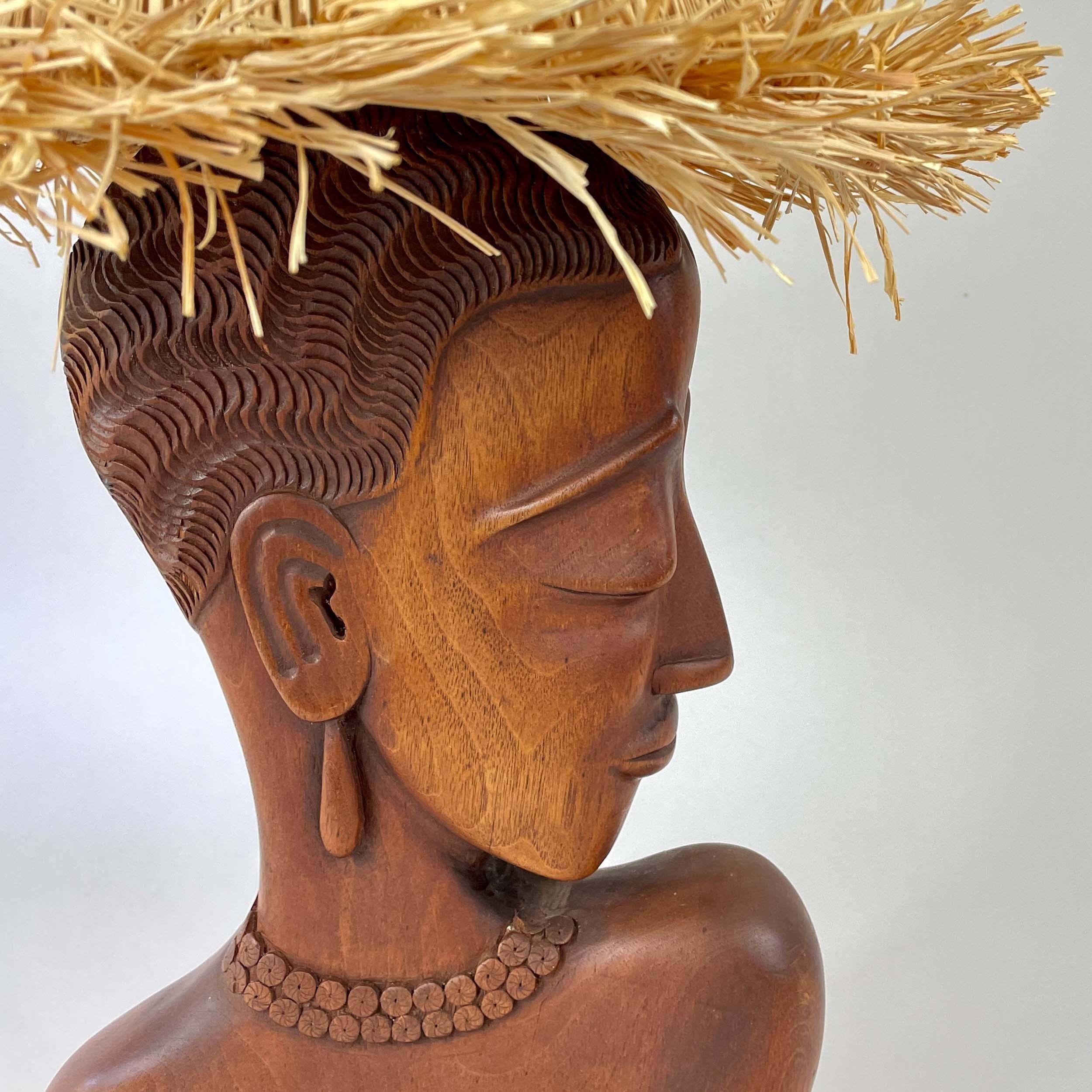 Lampe de table à buste de femme en teck avec abat-jour en raphia, France, années 1950 Bon état - En vente à NUEMBRECHT, NRW