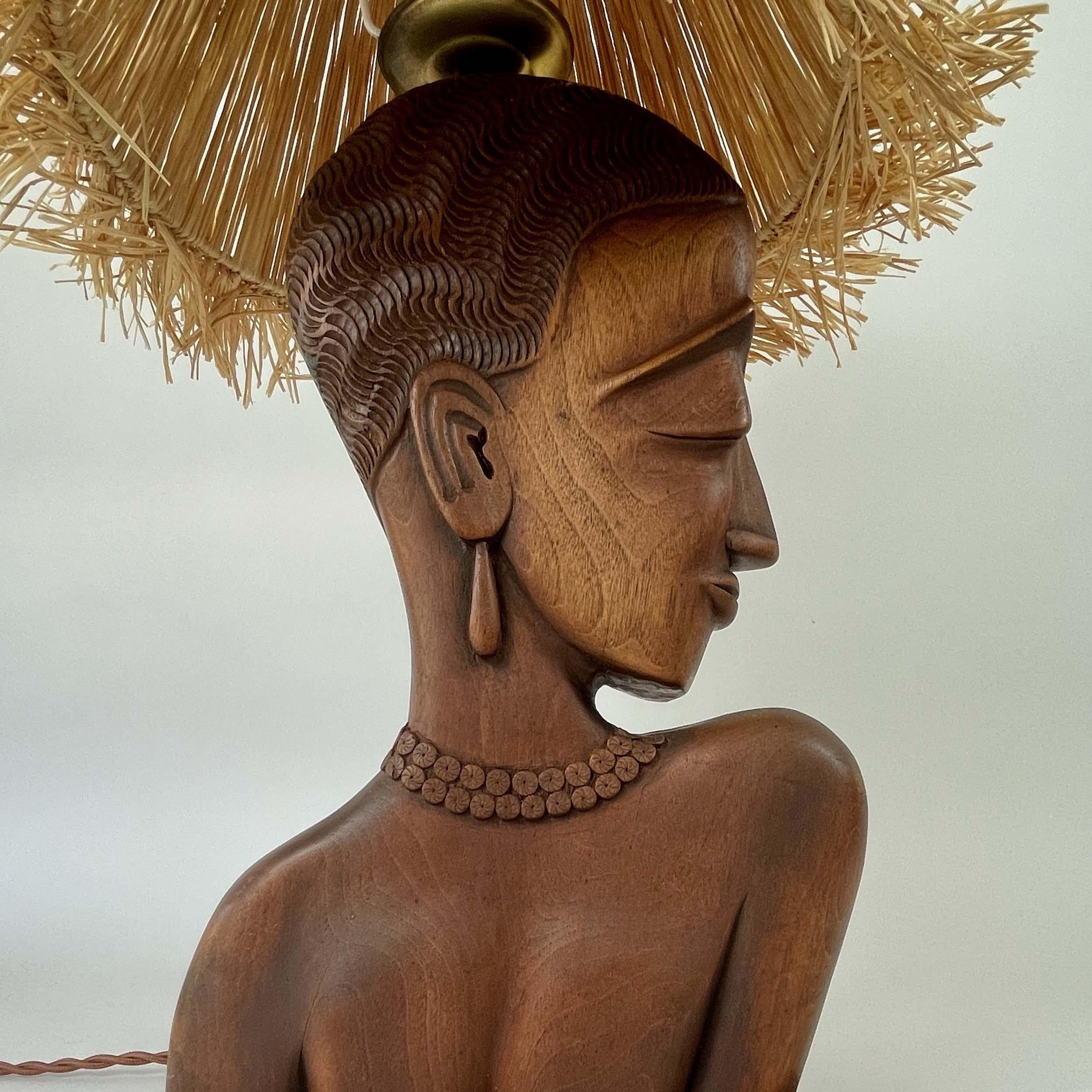 Milieu du XXe siècle Lampe de table à buste de femme en teck avec abat-jour en raphia, France, années 1950 en vente