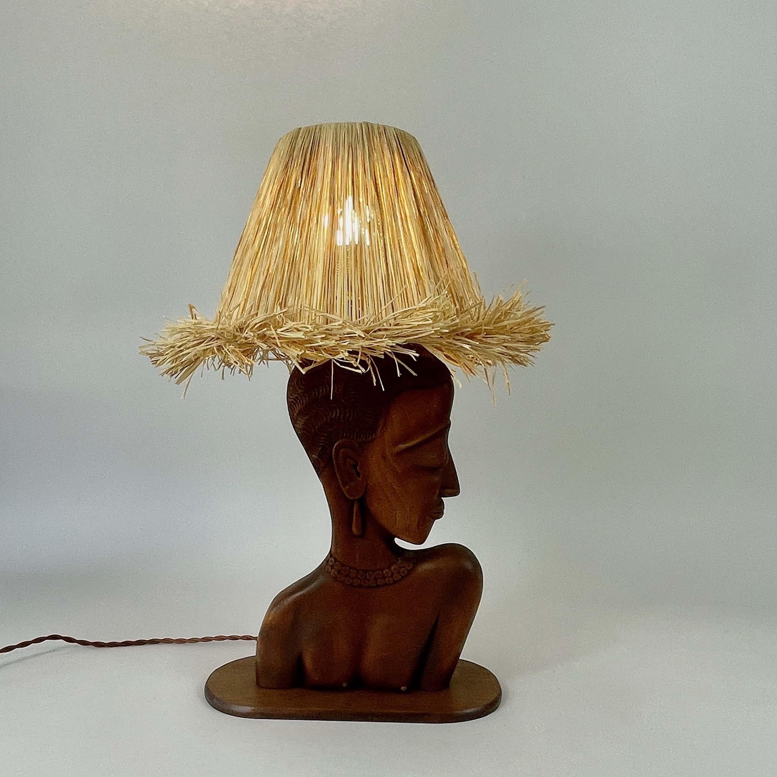 Raphia Lampe de table à buste de femme en teck avec abat-jour en raphia, France, années 1950 en vente