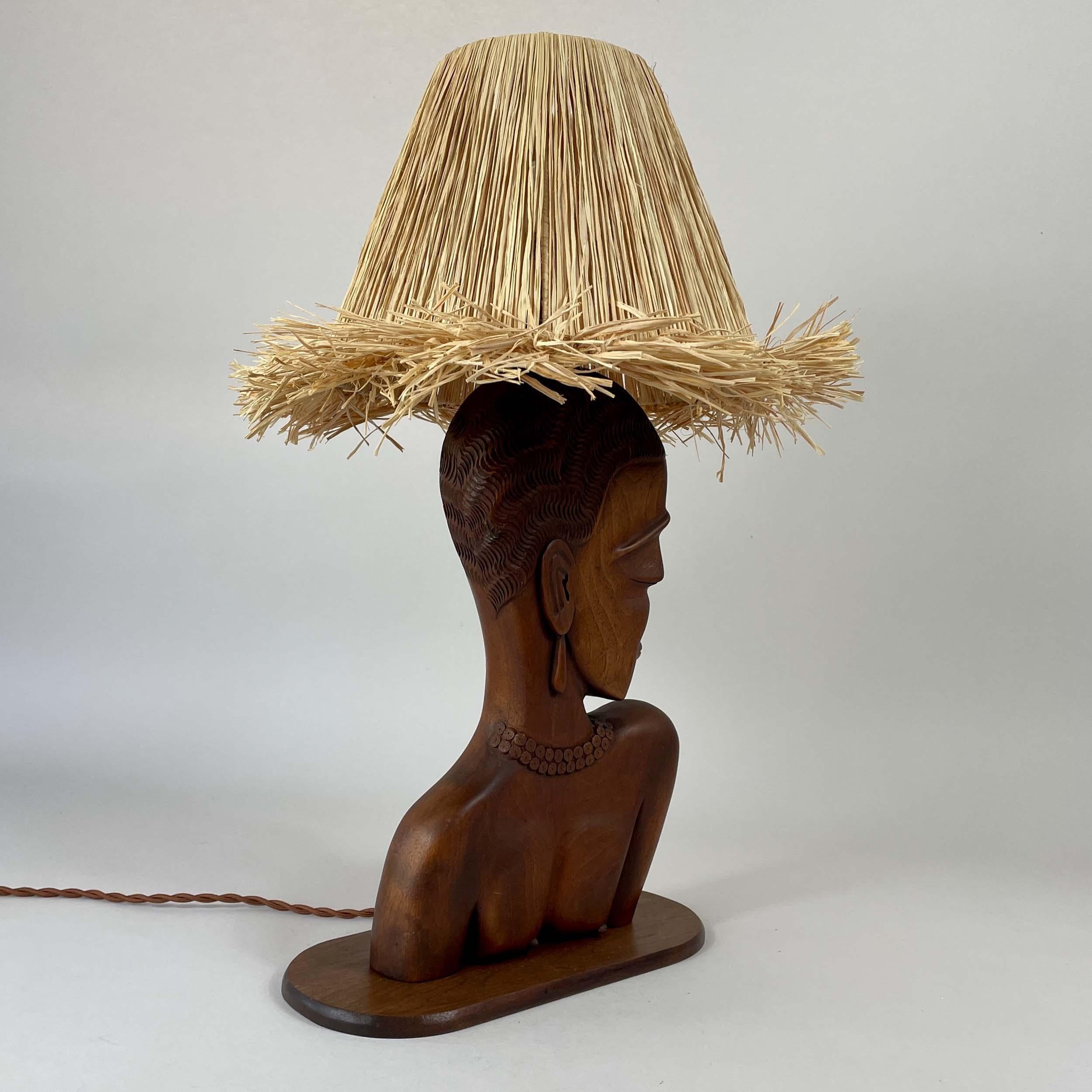 Lampe de table à buste de femme en teck avec abat-jour en raphia, France, années 1950 en vente 1