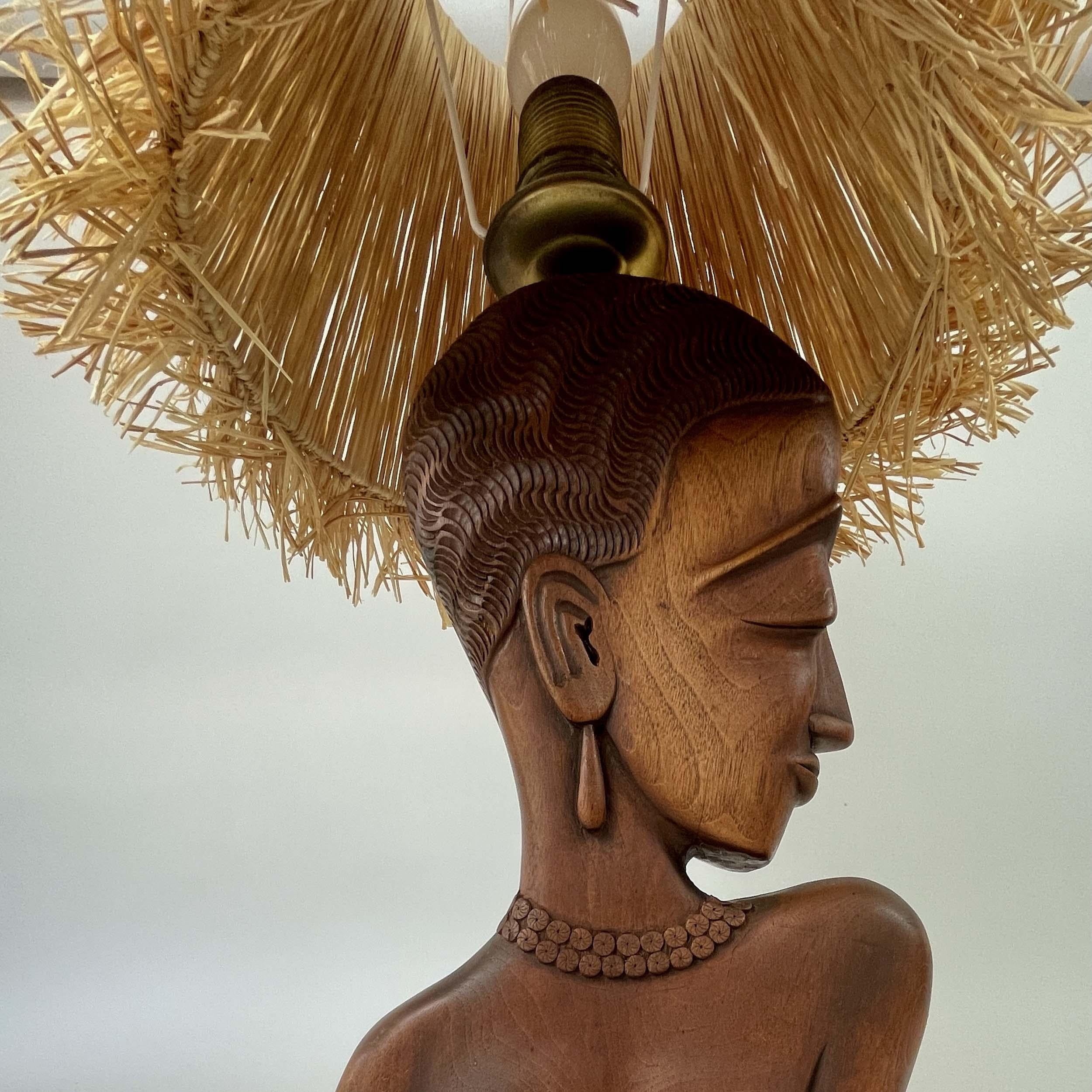 Lampe de table à buste de femme en teck avec abat-jour en raphia, France, années 1950 en vente 2
