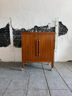 Teck Flip Top Bar Cart liquor Cabinet Par Torbjørn Afdal pour Bruksbo Norvège
