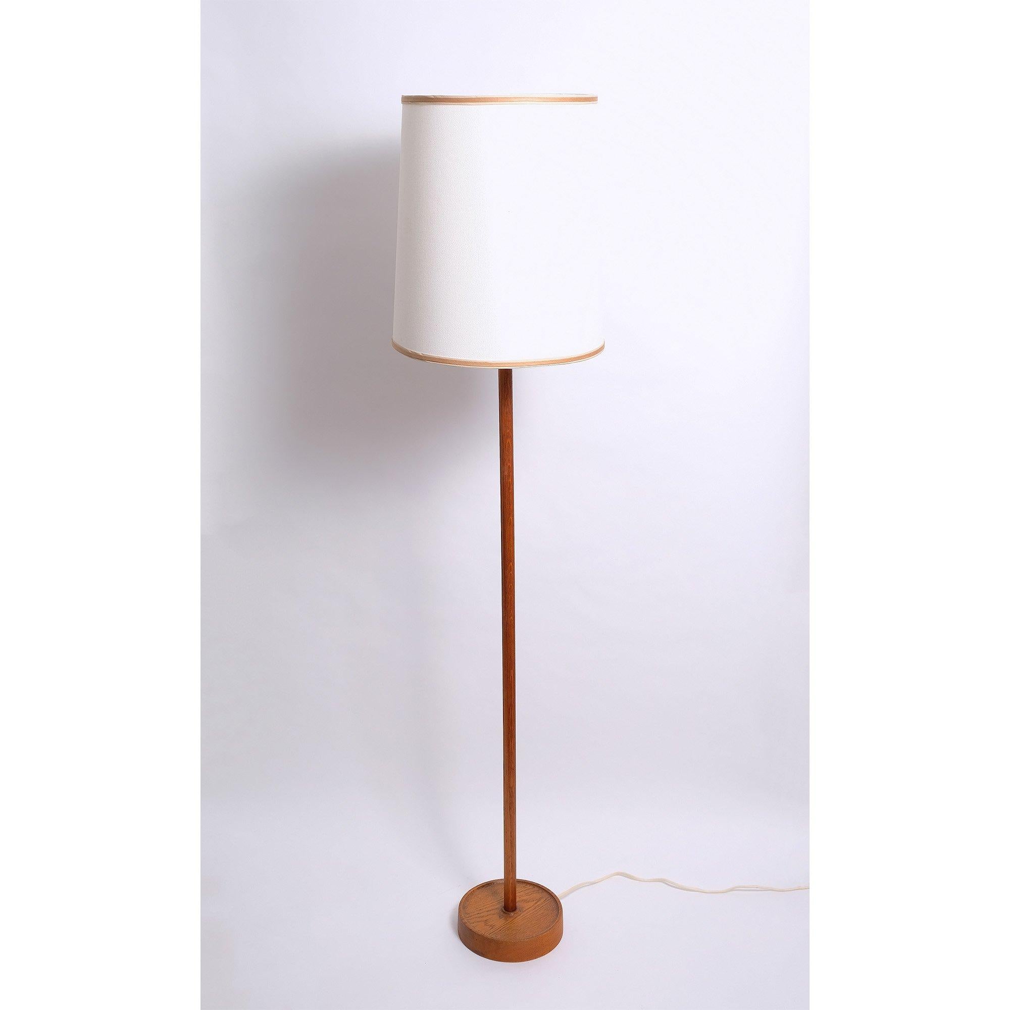 Teak floor lamp by Uno & Östen Kristiansson, Luxus, Sweden, 1950s. Solid teak construction, brass fittings, steel weight under foot. New linen shade is included.  E-12 bulbs, incandescent 40 watts max or higher if LED/CFL

Rewired with new E-12