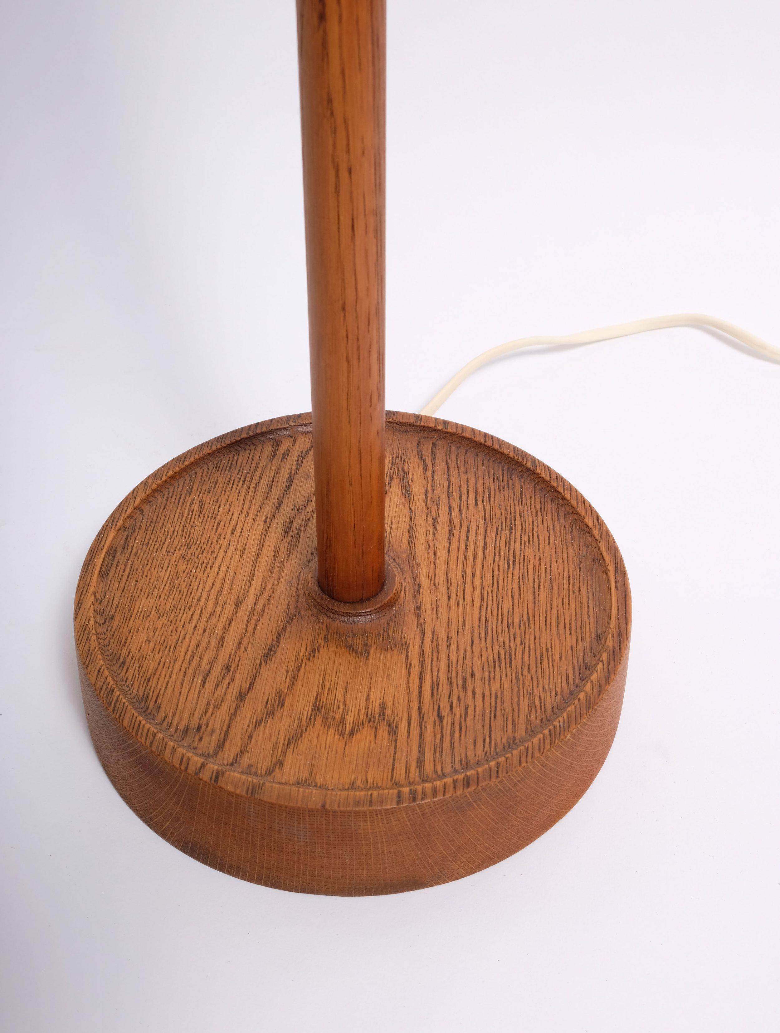 Teak floor lamp by Uno & Östen Kristiansson, Luxus, Sweden, 1950s In Good Condition For Sale In Montréal, QC