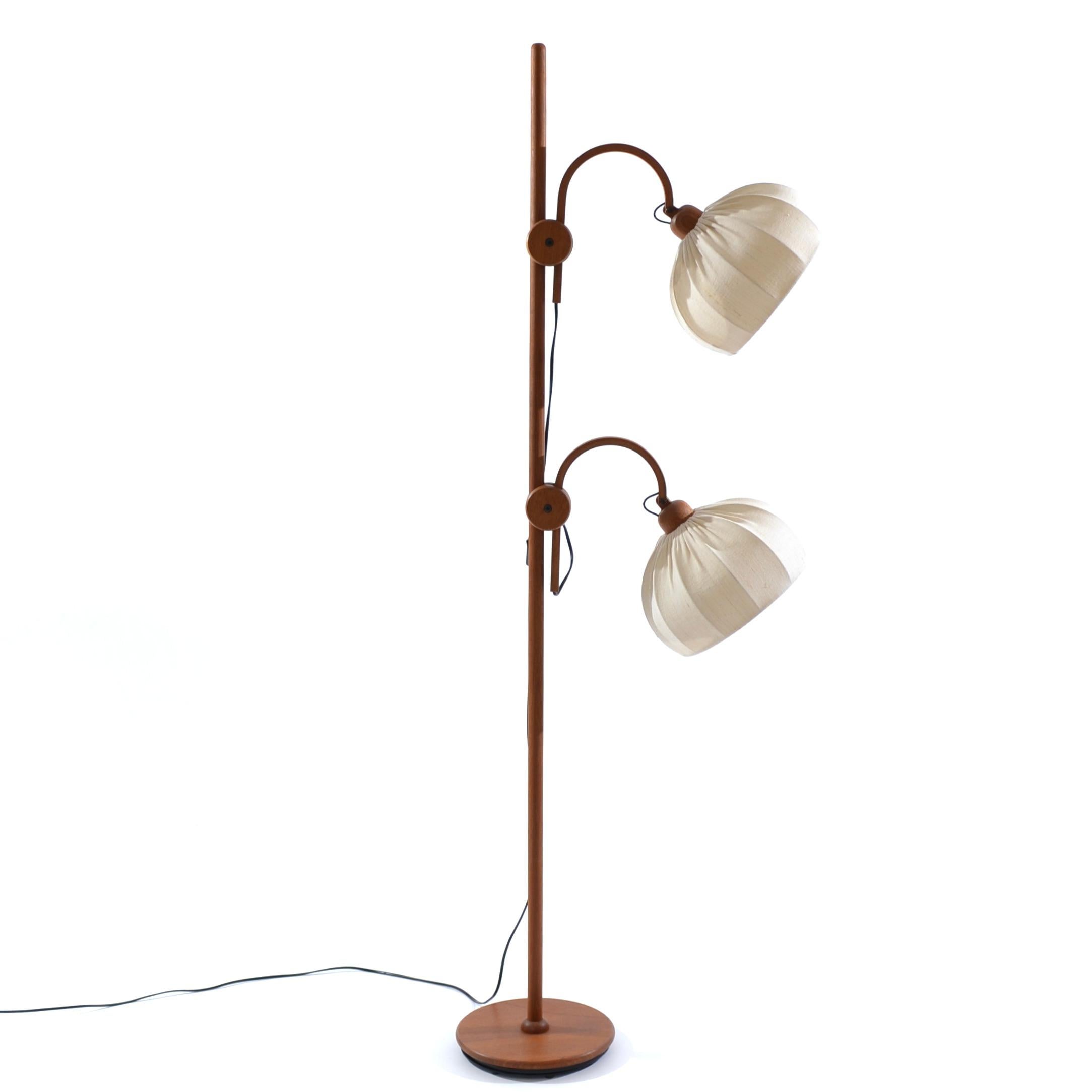 Up, down, left, right...

From the Domus factory founded in 1966 near Hanover, this ingenious floor lamp will be articulated at your convenience to warmly shine in the living room.

Its basket lampshades are in heather cotton.