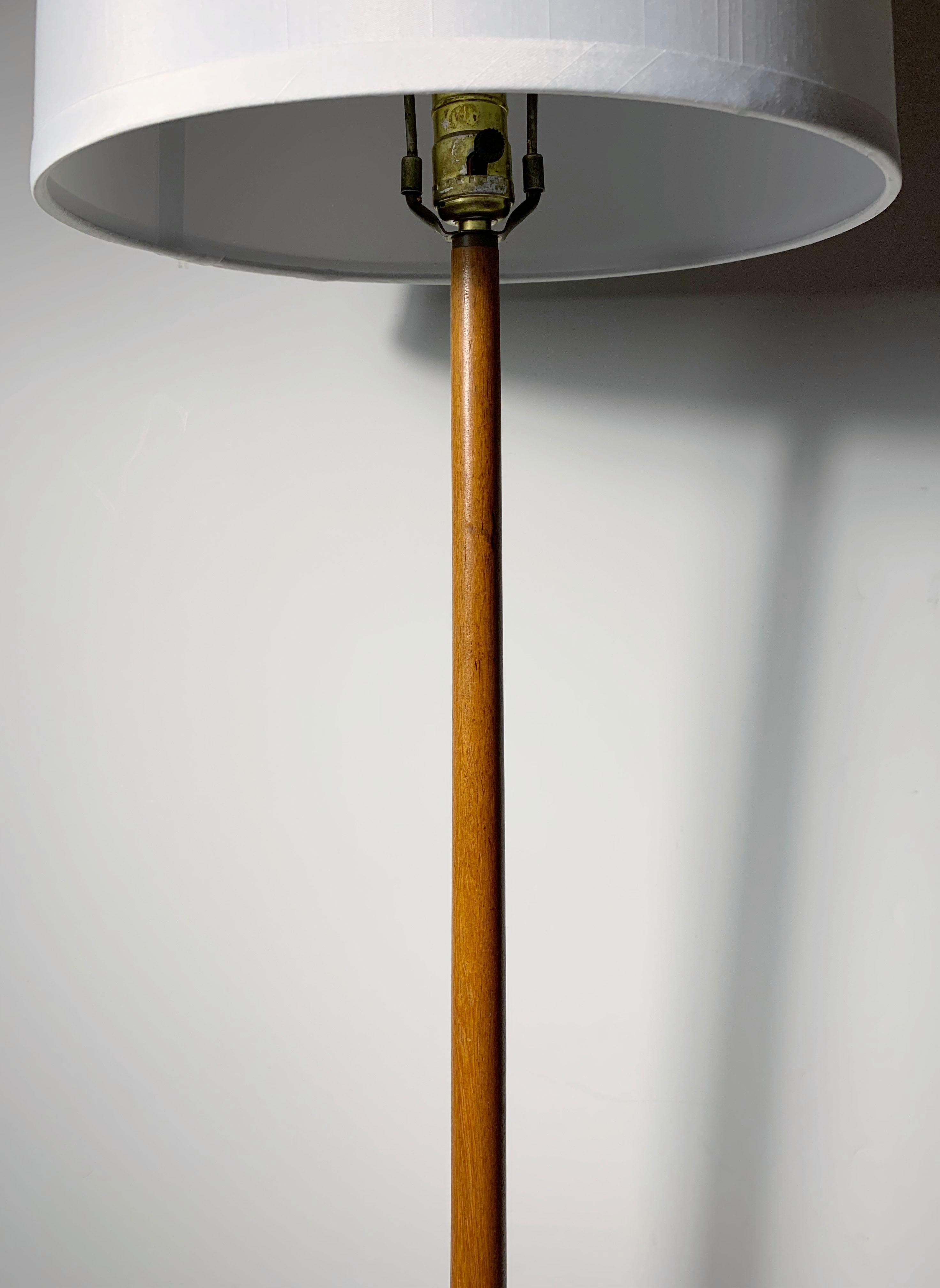 Legno Lampada da terra in teak realizzata in Svezia per Kovacs in vendita