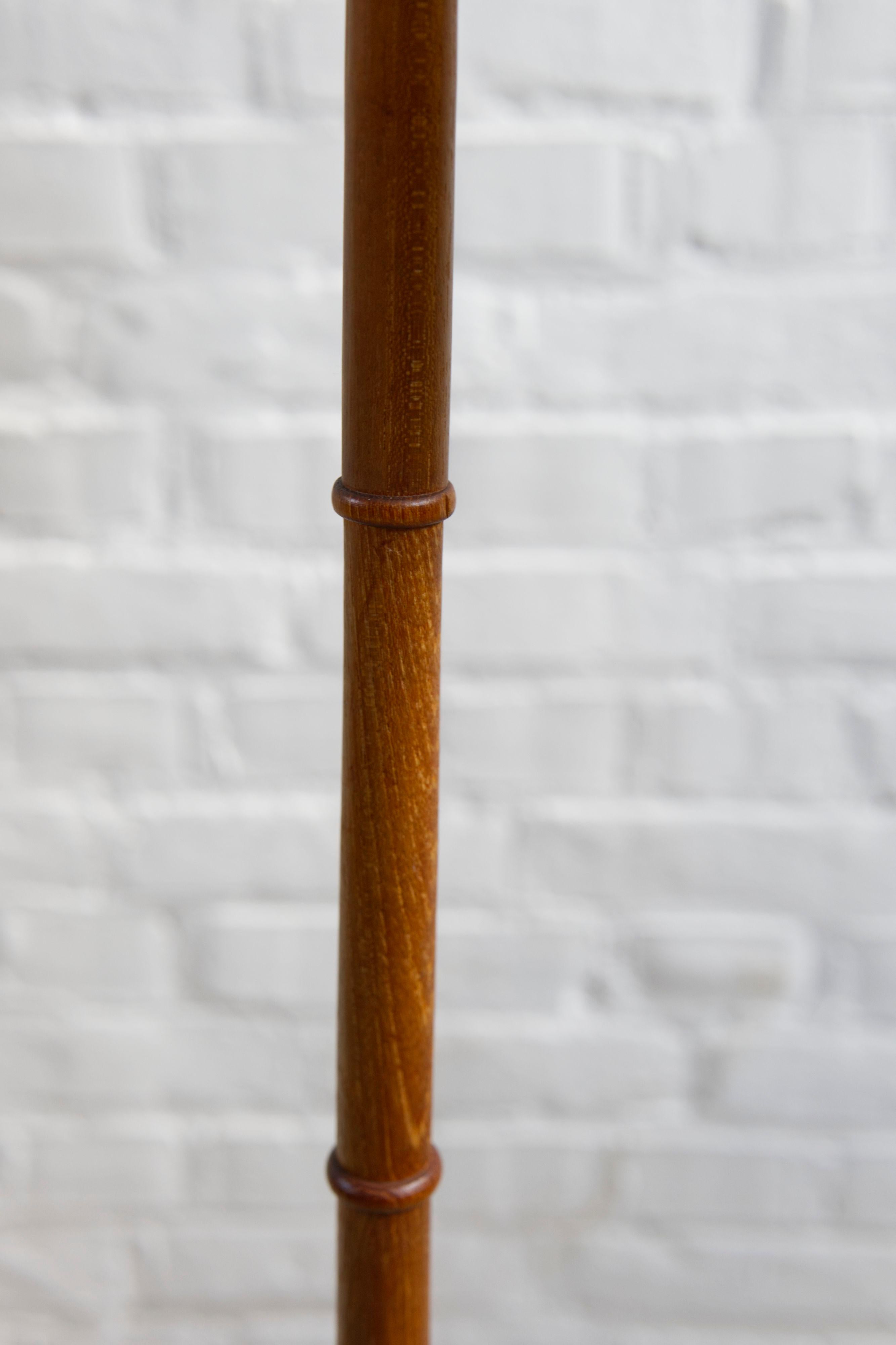 Stehlampe aus Teakholz mit plissiertem Lampenschirm, Dänemark, 1950er Jahre im Angebot 3