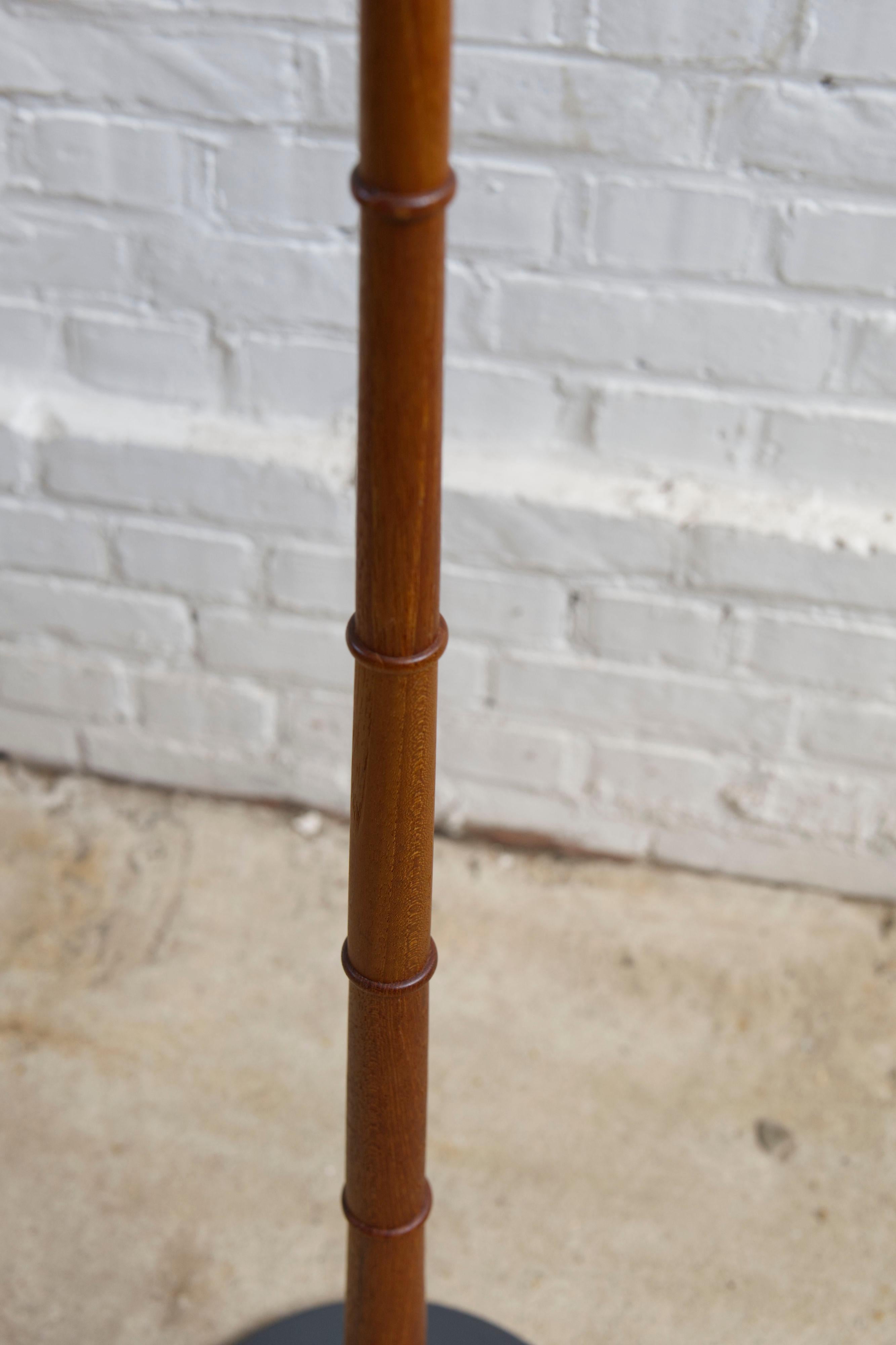 Stehlampe aus Teakholz mit plissiertem Lampenschirm, Dänemark, 1950er Jahre im Angebot 4