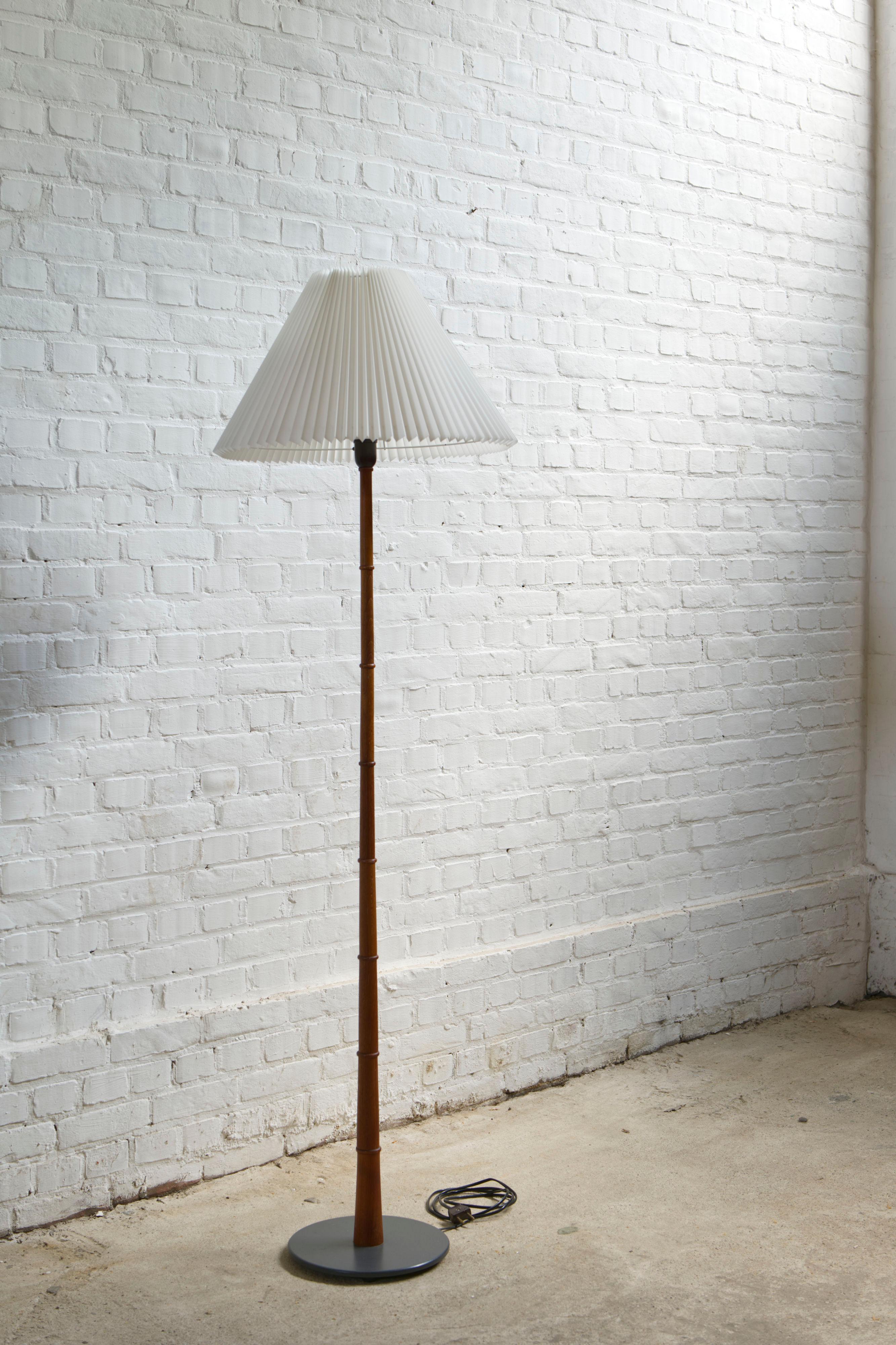 Stehlampe aus Teakholz mit plissiertem Lampenschirm, Dänemark, 1950er Jahre

Diese elegante Stehlampe aus massivem Teakholz, die in den 1950er Jahren in Dänemark hergestellt wurde, ist ein schönes Beispiel für skandinavisches Design aus der Mitte