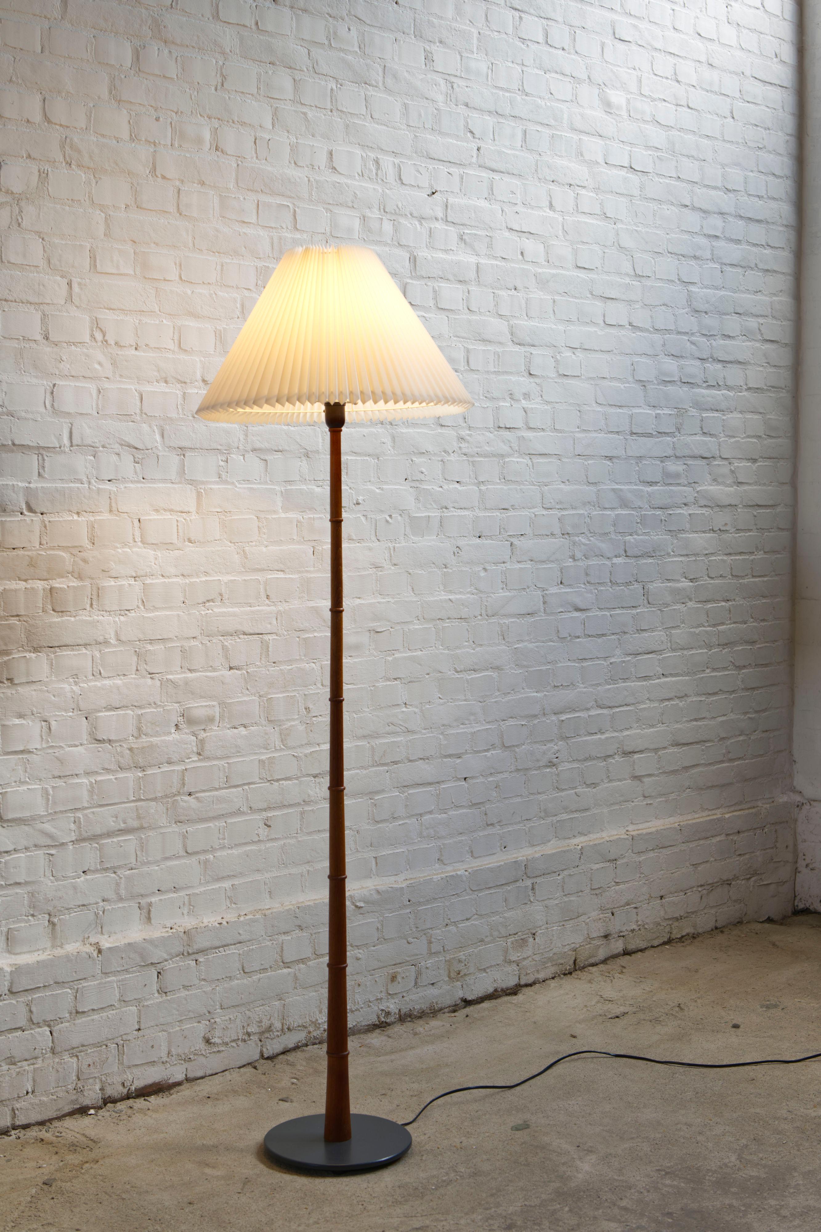 Stehlampe aus Teakholz mit plissiertem Lampenschirm, Dänemark, 1950er Jahre (Skandinavische Moderne) im Angebot