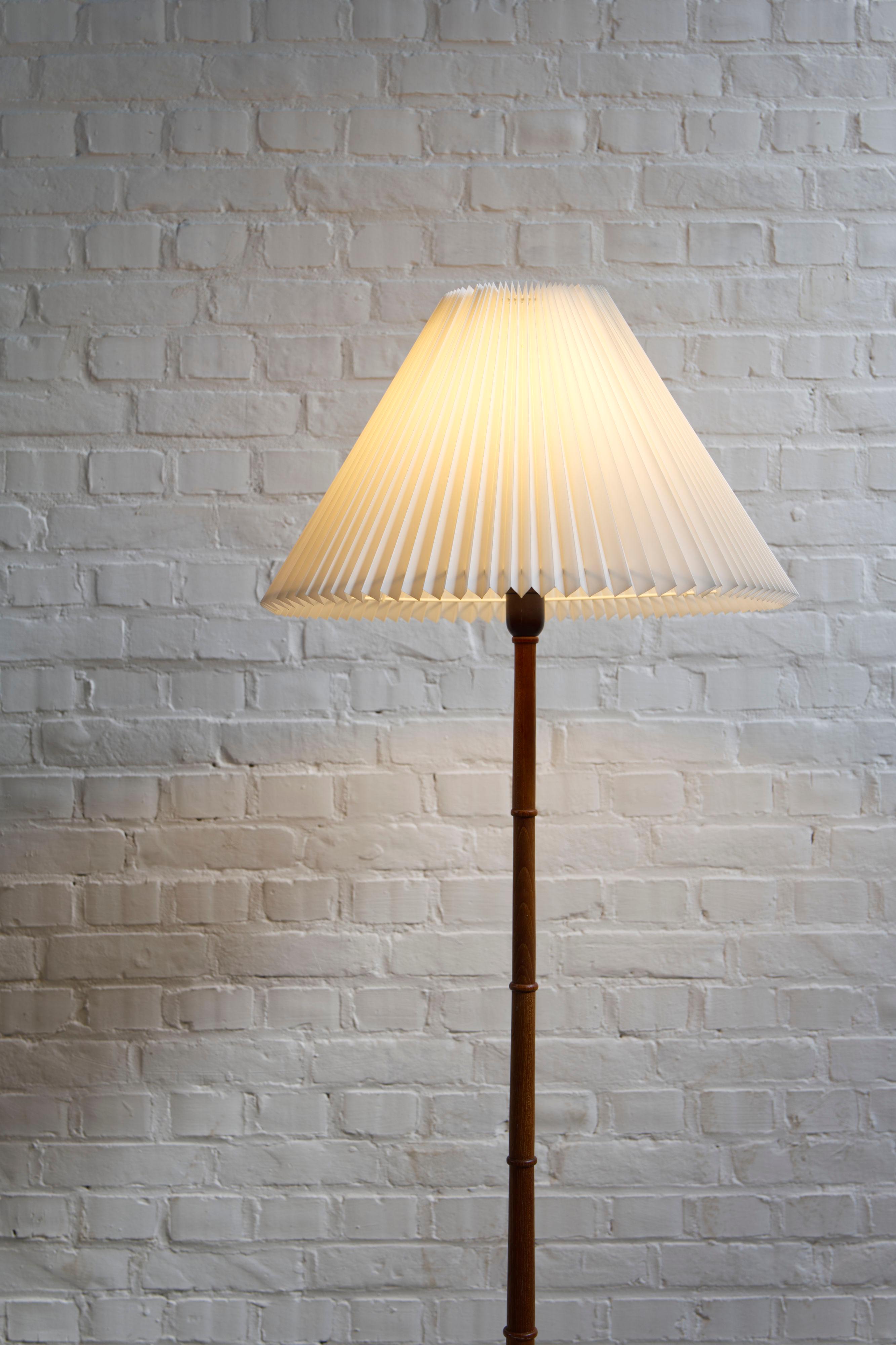 Stehlampe aus Teakholz mit plissiertem Lampenschirm, Dänemark, 1950er Jahre (Dänisch) im Angebot