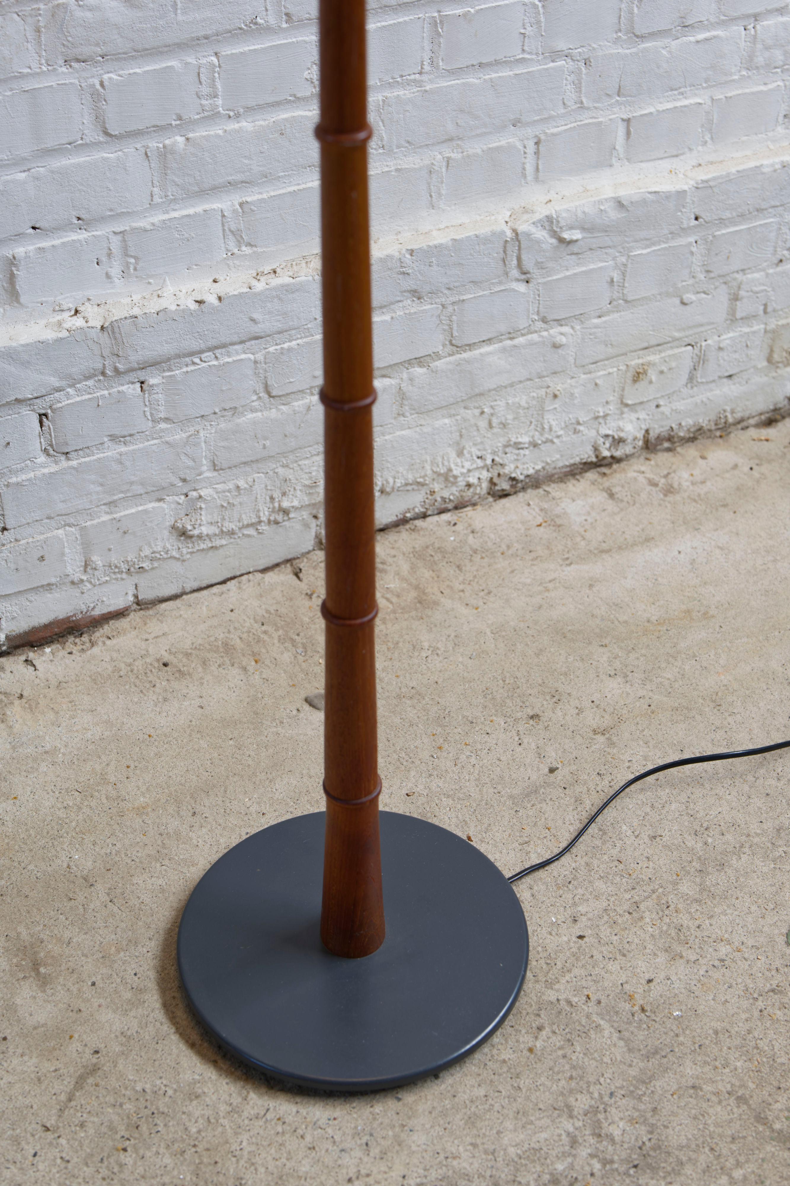 Stehlampe aus Teakholz mit plissiertem Lampenschirm, Dänemark, 1950er Jahre (Gedrechselt) im Angebot