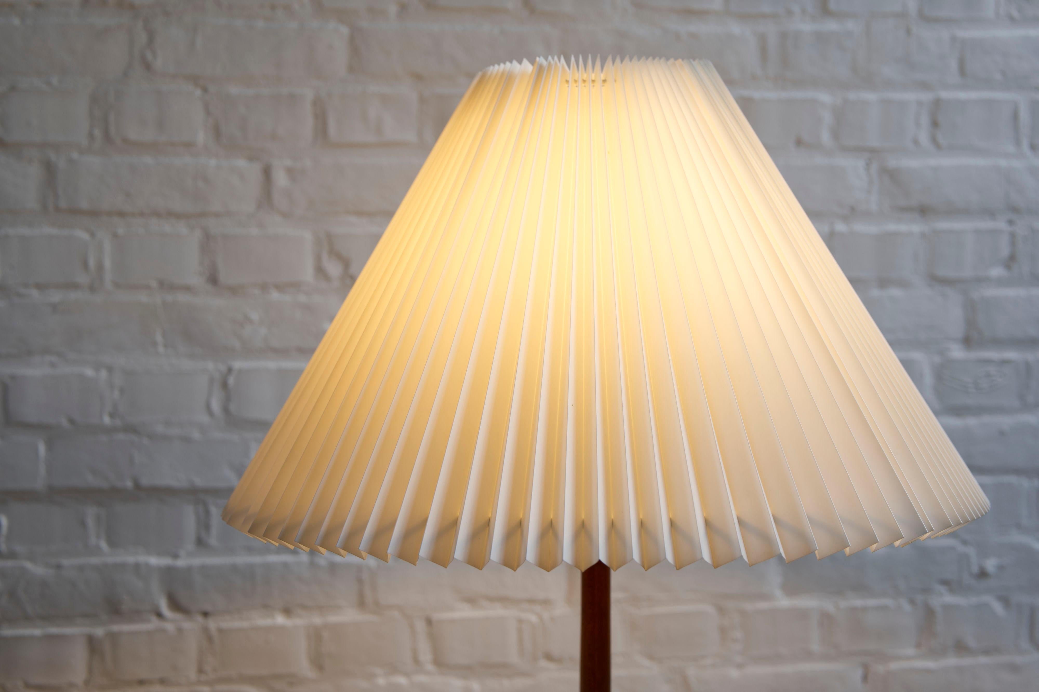 Stehlampe aus Teakholz mit plissiertem Lampenschirm, Dänemark, 1950er Jahre im Zustand „Gut“ im Angebot in Balen, BE