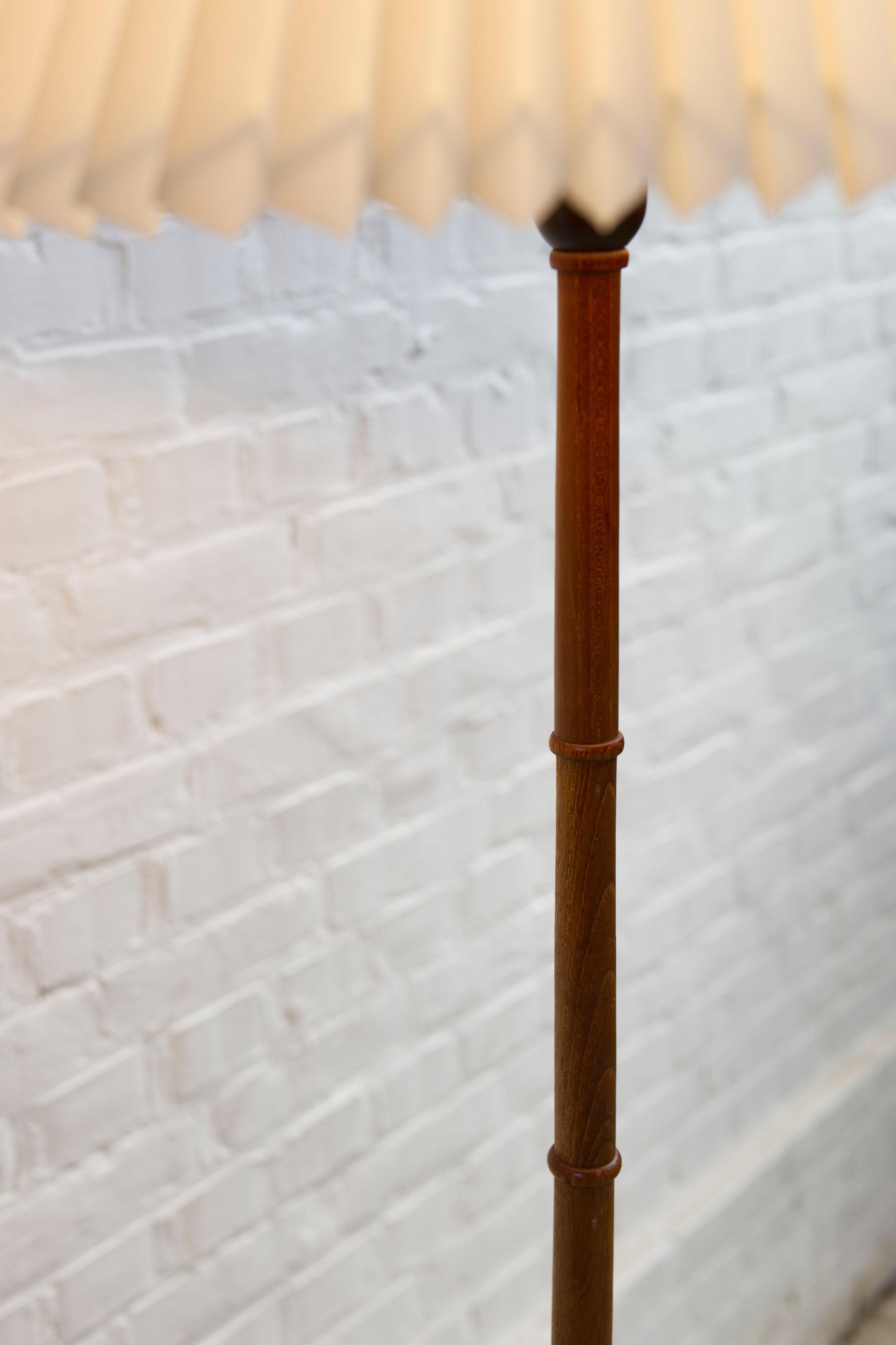 Stehlampe aus Teakholz mit plissiertem Lampenschirm, Dänemark, 1950er Jahre (Mitte des 20. Jahrhunderts) im Angebot