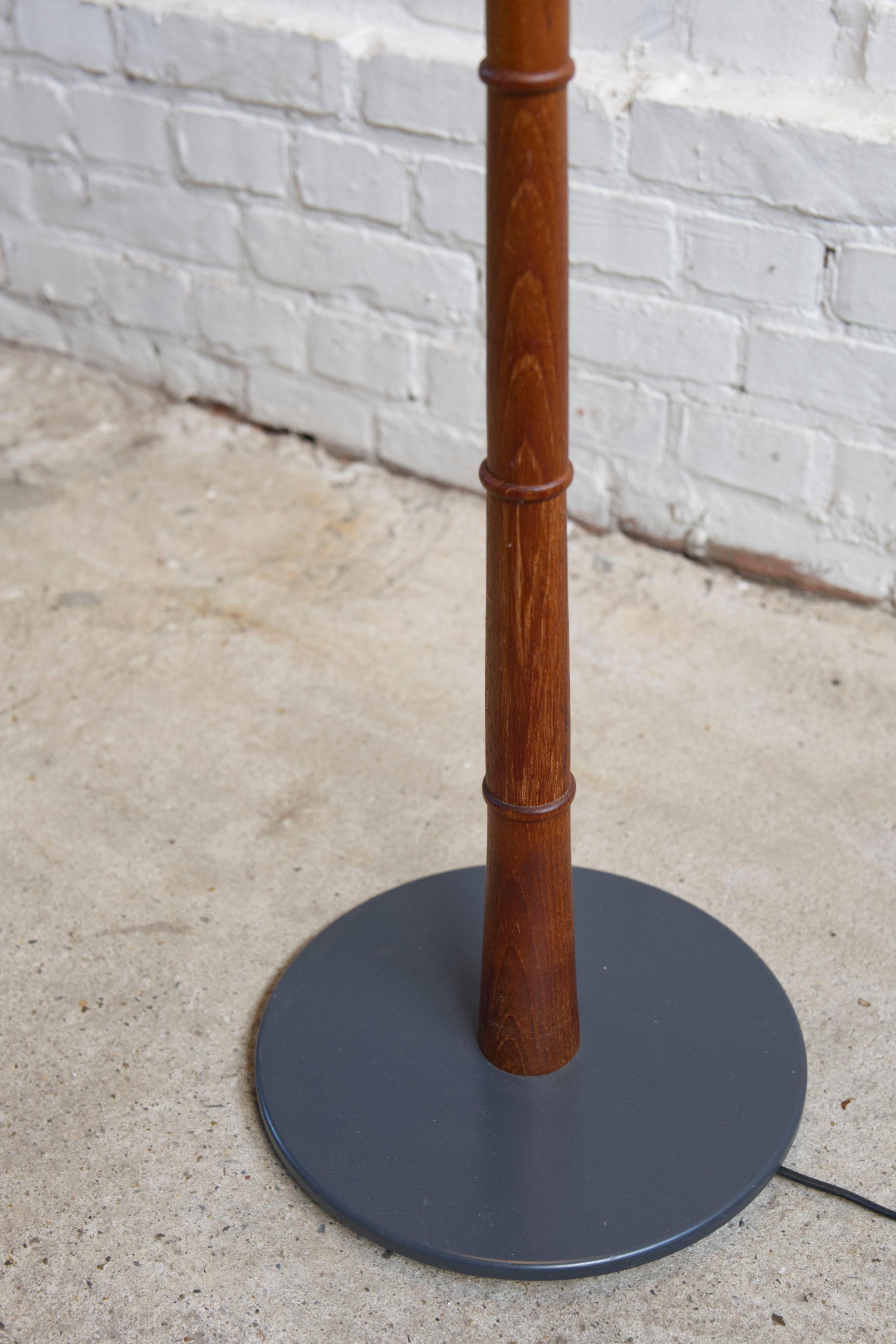 Stehlampe aus Teakholz mit plissiertem Lampenschirm, Dänemark, 1950er Jahre (Holz) im Angebot