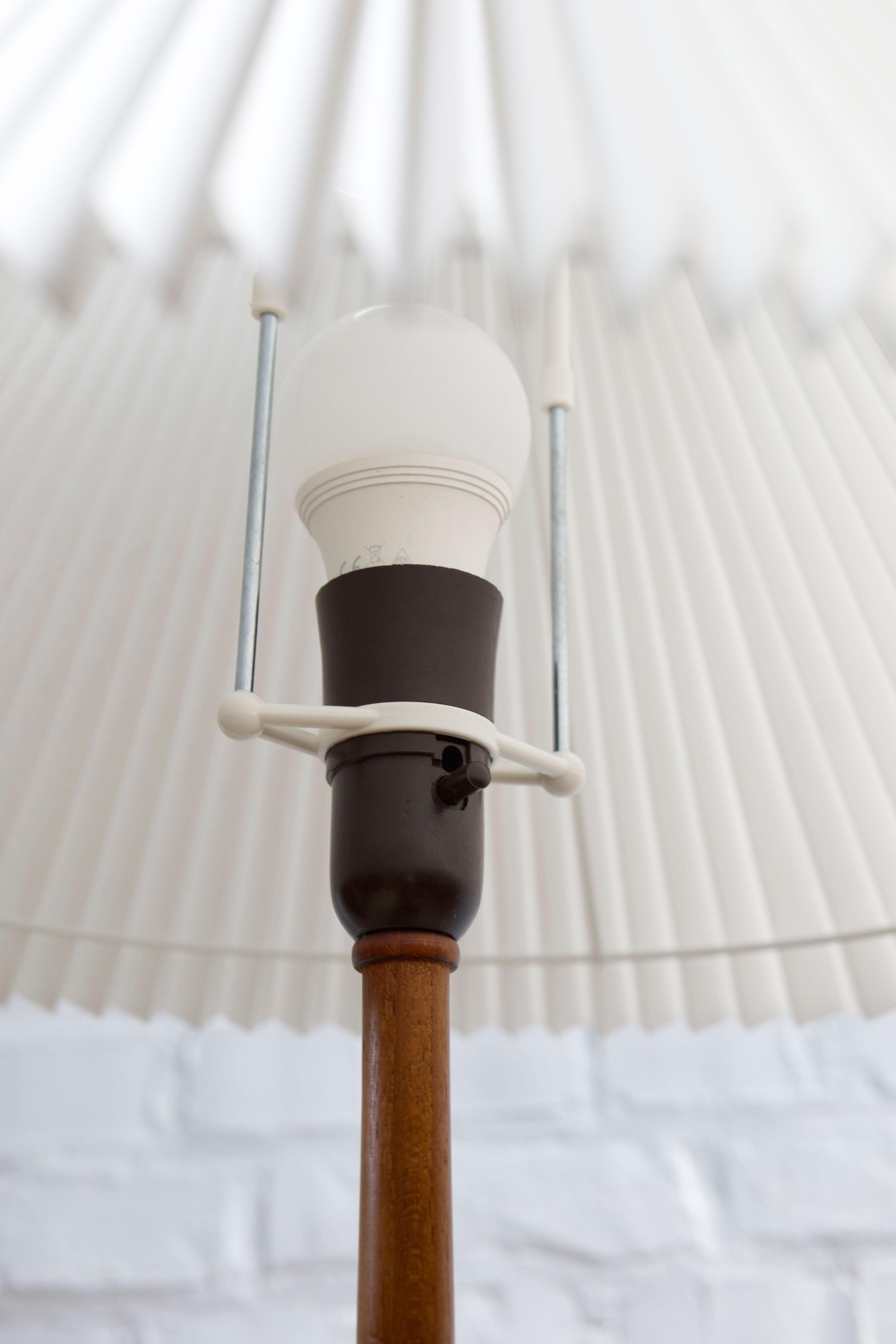 Stehlampe aus Teakholz mit plissiertem Lampenschirm, Dänemark, 1950er Jahre im Angebot 1