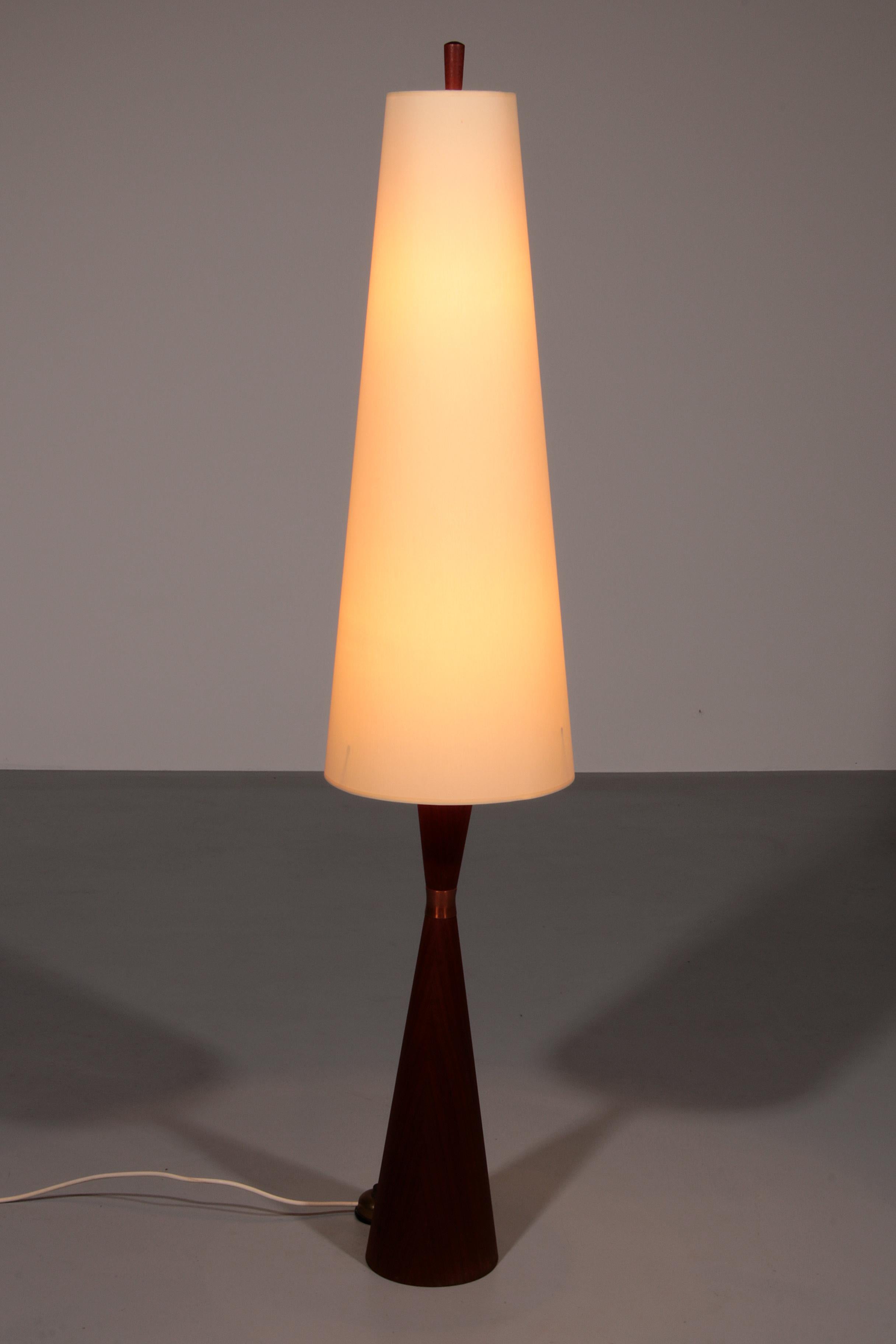 

Adéntrate en el refinado mundo de la elegancia de mediados de siglo con esta lámpara de pie vintage de teca de los años 60, una pieza impresionante diseñada por Parker Knoll, Dinamarca. Fabricada con precisión y estilo, la lámpara presenta una