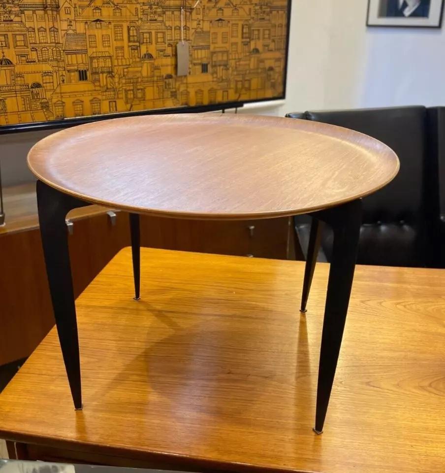 Table à plateau en teck de Williumsen & Engholm pour Fritz Hansen, Danemark, 1957. Le plateau en teck est amovible pour faciliter l'utilisation et repose sur une base en métal ébonisé. Une pièce extrêmement pratique, parfaite pour recevoir ou pour