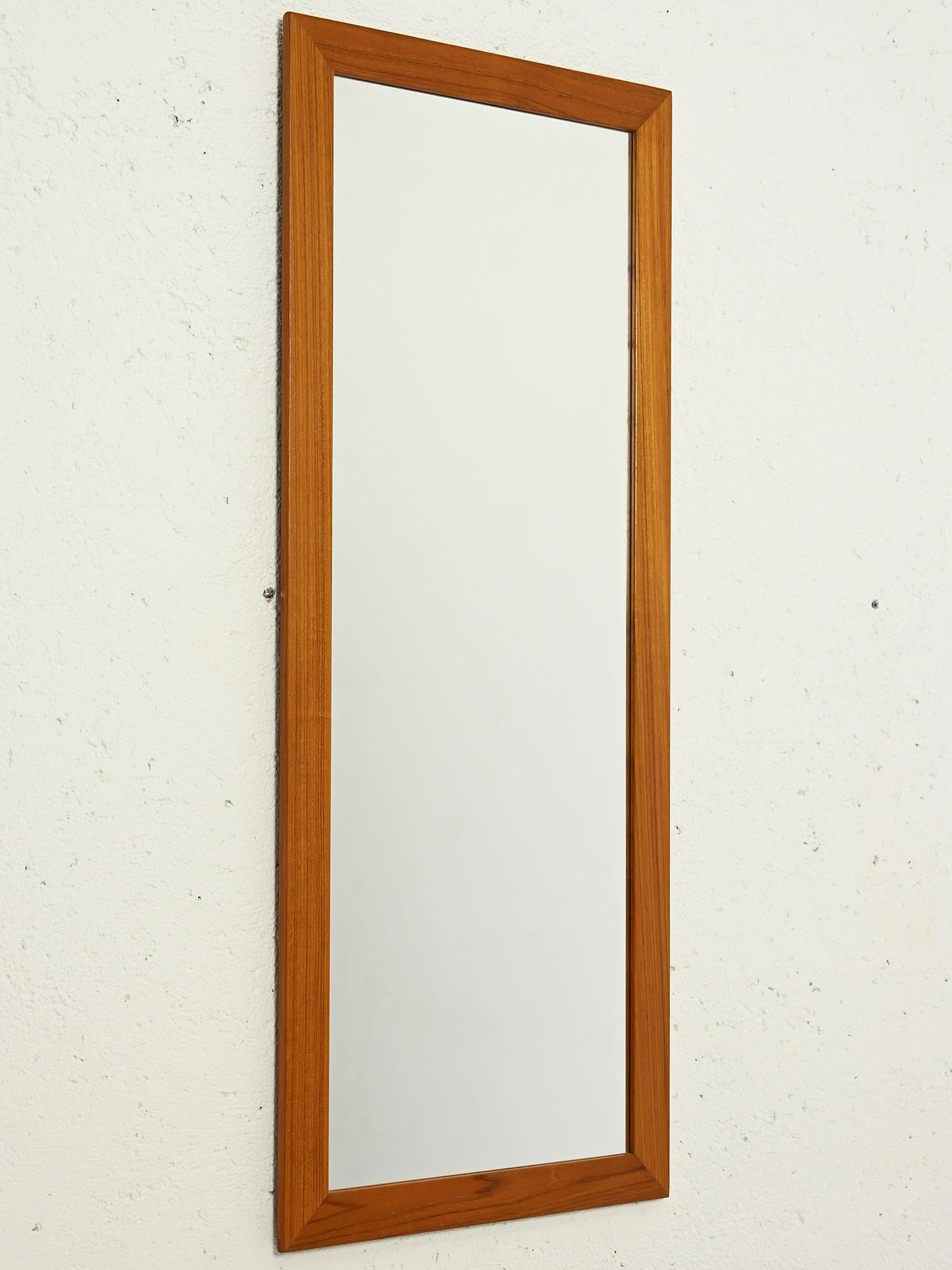 Großer rechteckiger Vintage-Spiegel aus Teakholz mit dickem Rahmen, hergestellt in Skandinavien in den 1950er/60er Jahren. 

Die elegante skandinavische Handwerkskunst spiegelt sich in den klaren, minimalen Linien wider. 

Die warme Teakholzfarbe