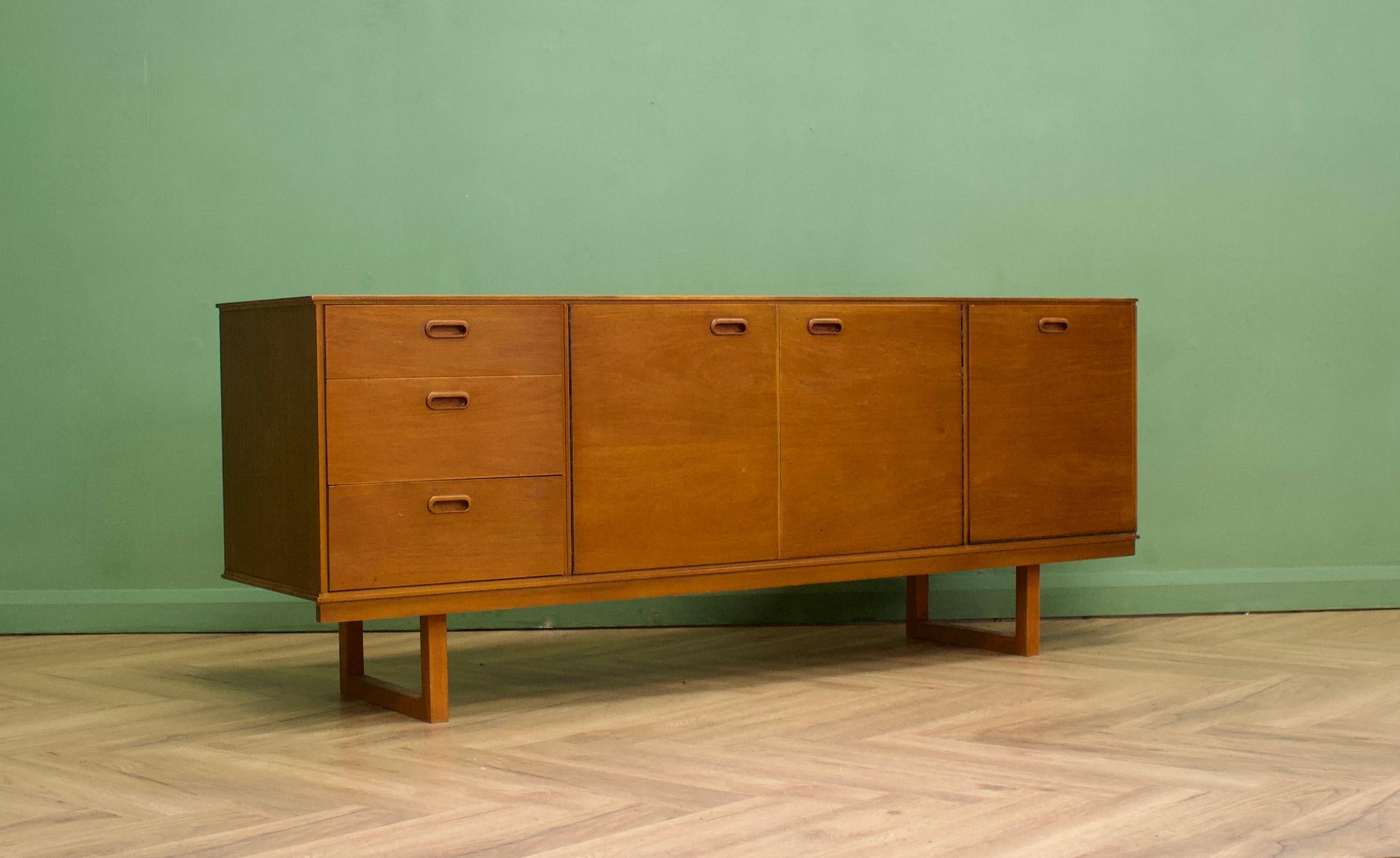 - Mid century modern sideboard
- Manufactured in the UK by Avalon
- Made of teak and teak veneer
- Featuring 3 drawers, 2 cupboards