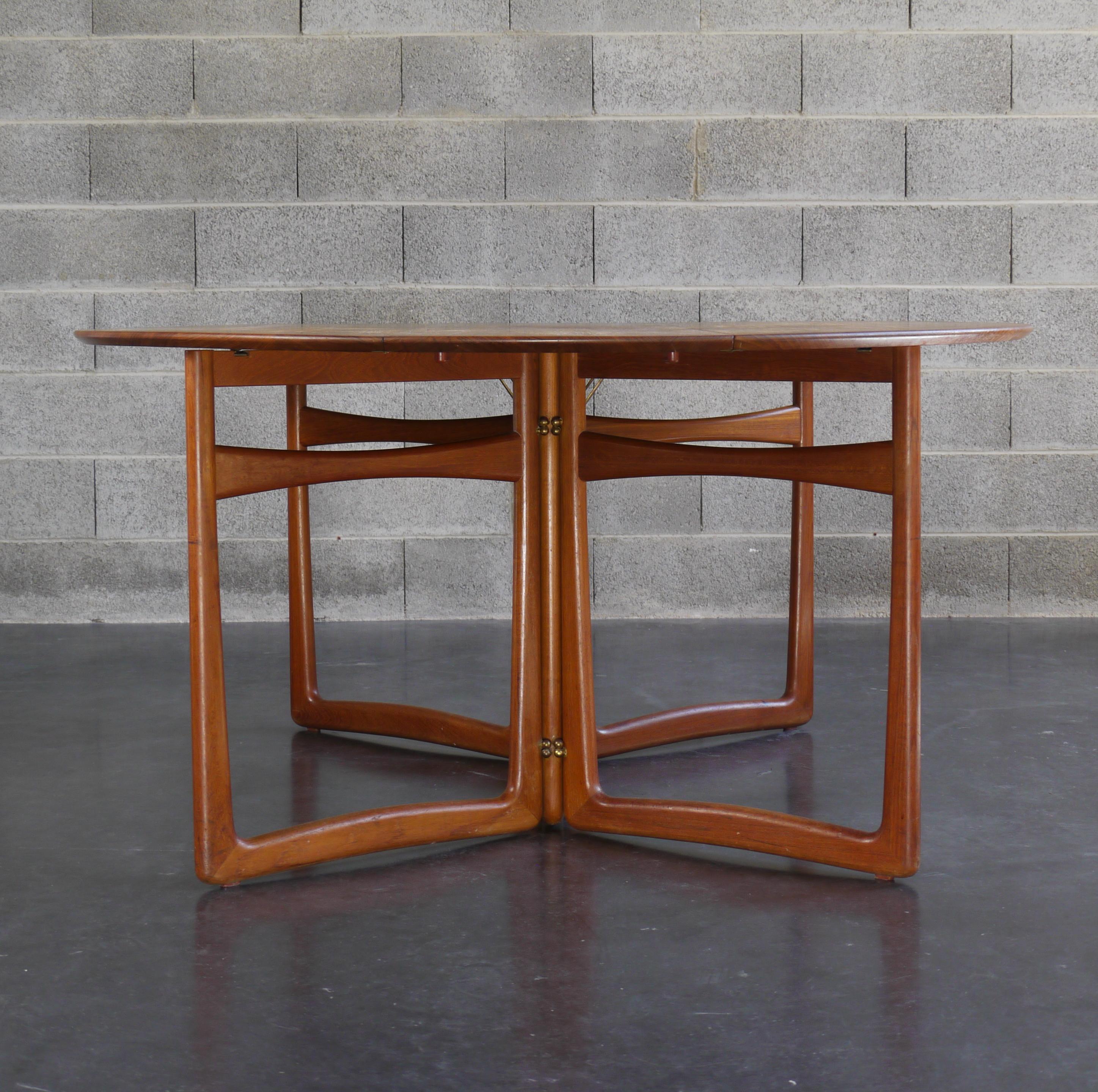Une table de salle à manger modulaire créée par le duo de designers danois emblématiques Peter Hvidt et Orla Mølgaard Nielsen. Fabriqué au Danemark par France & Søn vers les années 1950. Les feuilles supplémentaires aux deux extrémités permettent