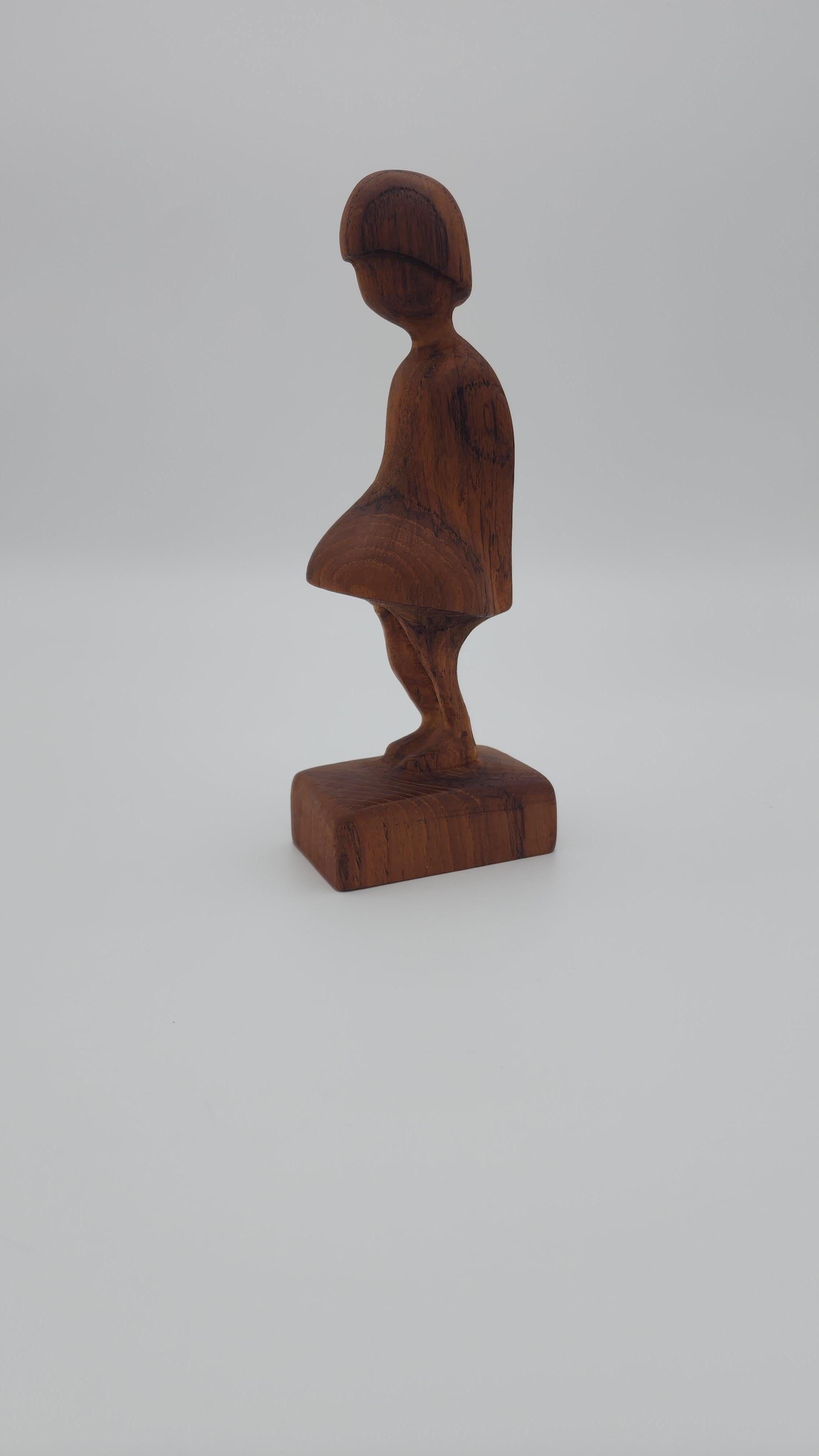 Scultura di ragazza in teak di Arne Basse, realizzata in Danimarca.