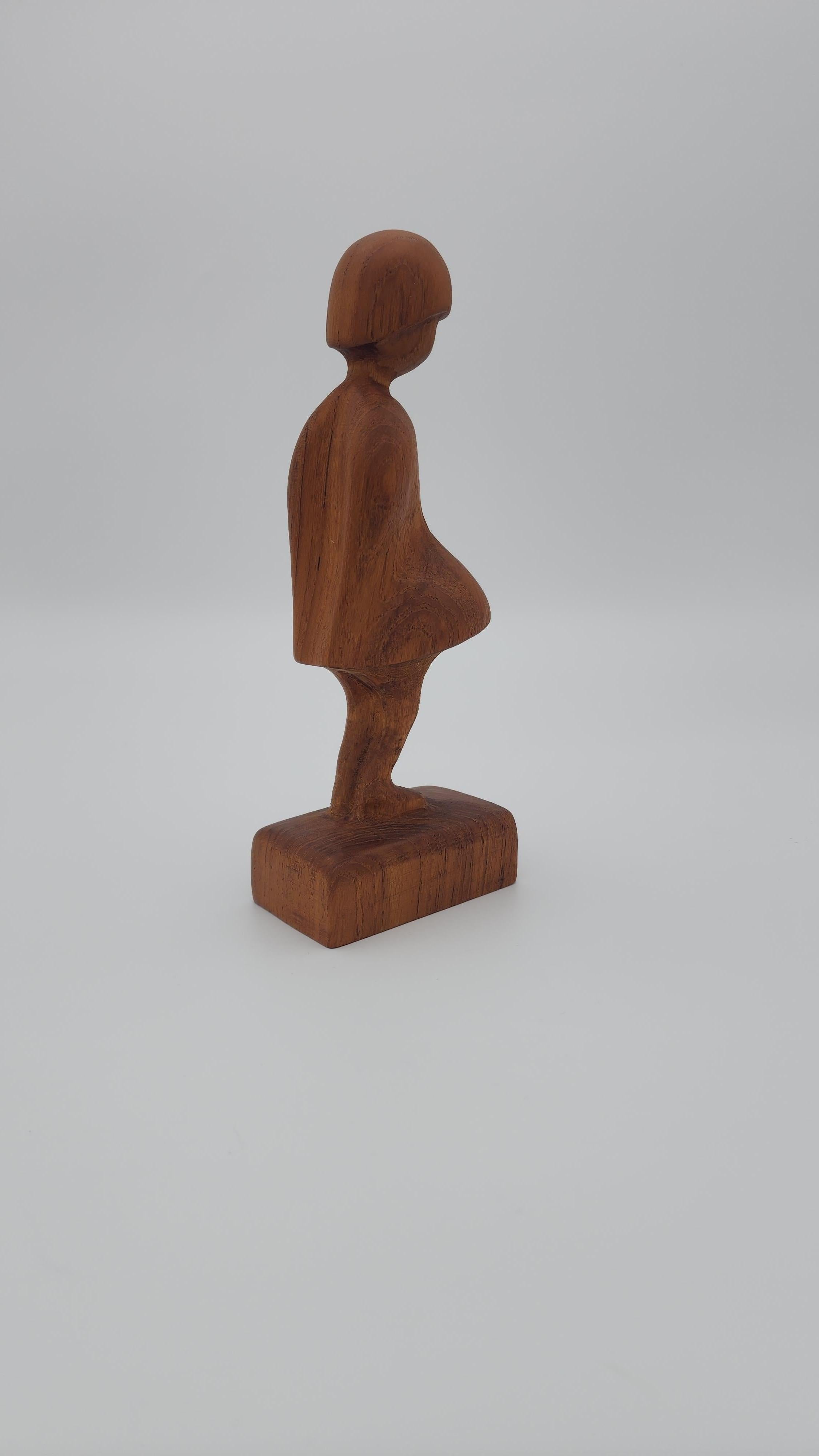 Scandinavo moderno Scultura di ragazza in teak di Arne Basse, Made in Denmark in vendita