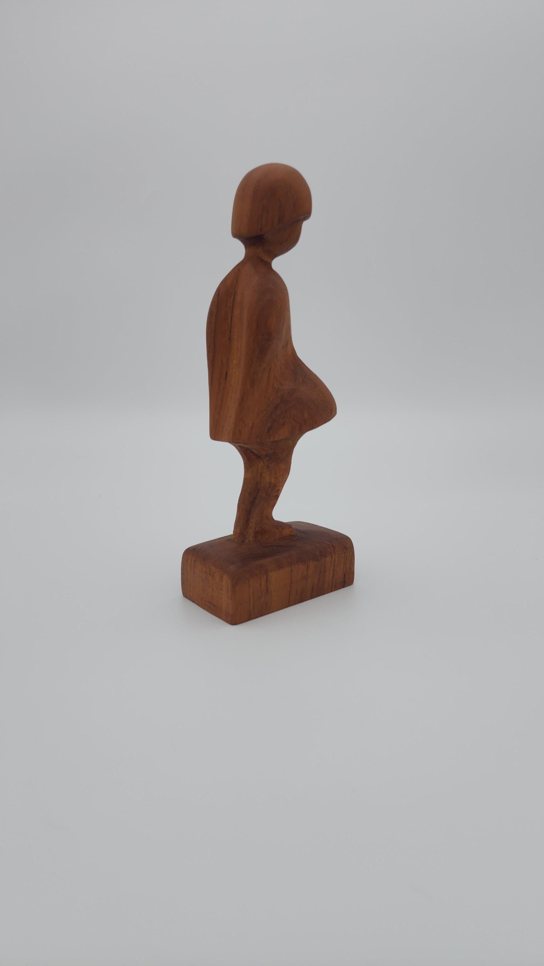 Scultura di ragazza in teak di Arne Basse, Made in Denmark In condizioni buone in vendita a Philadelphia, PA