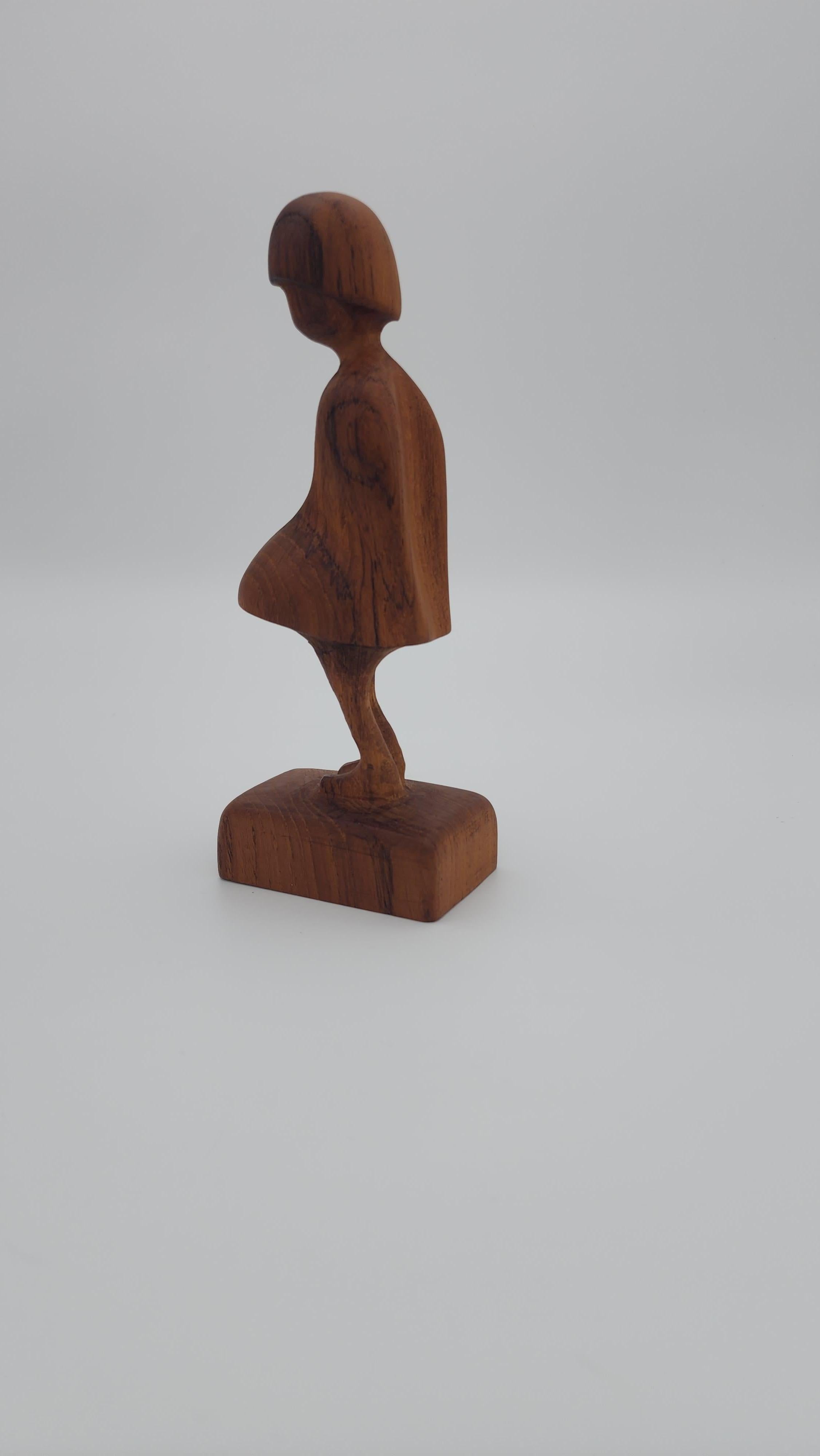 Metà XX secolo Scultura di ragazza in teak di Arne Basse, Made in Denmark in vendita