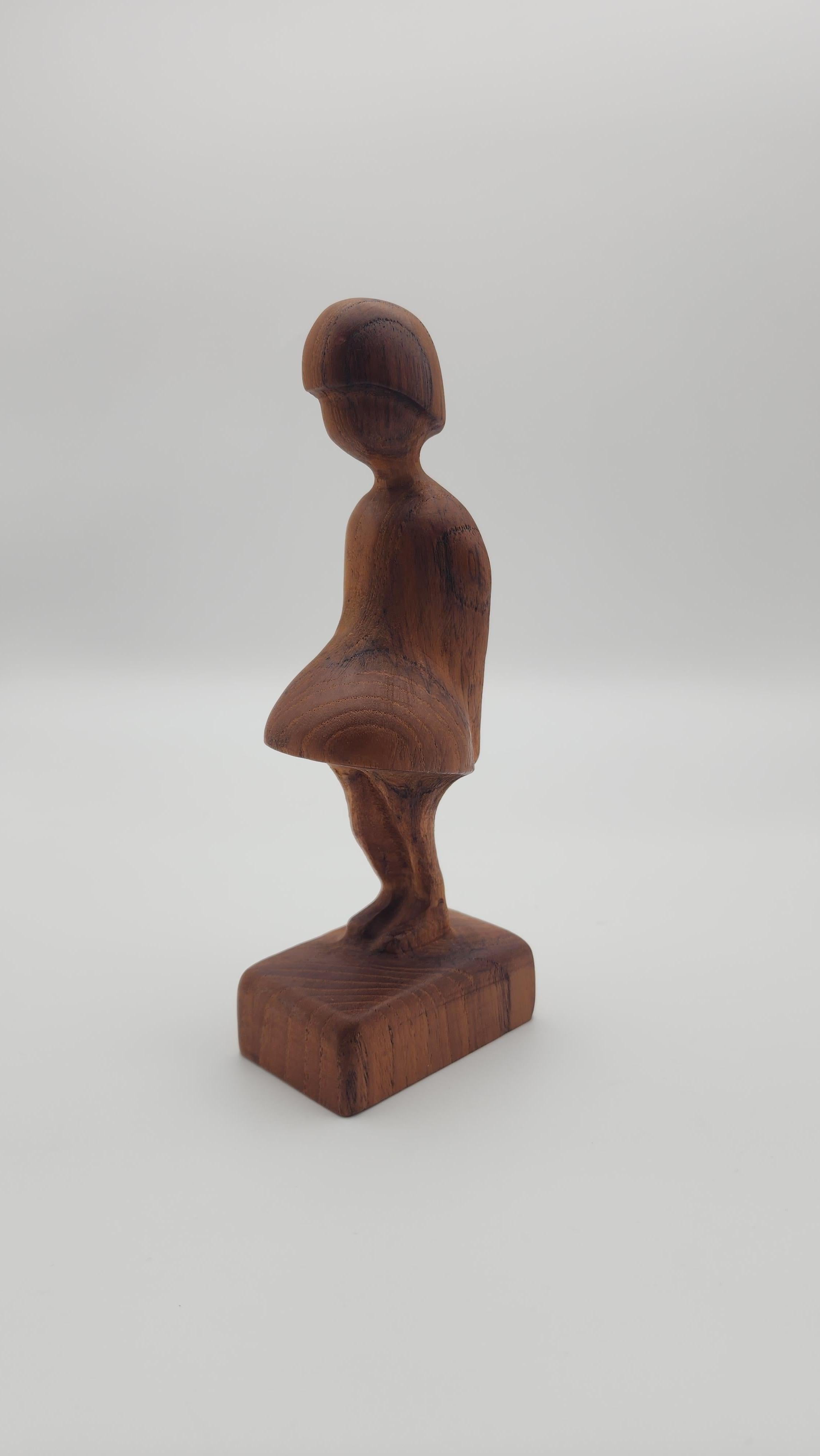 Teak Scultura di ragazza in teak di Arne Basse, Made in Denmark in vendita
