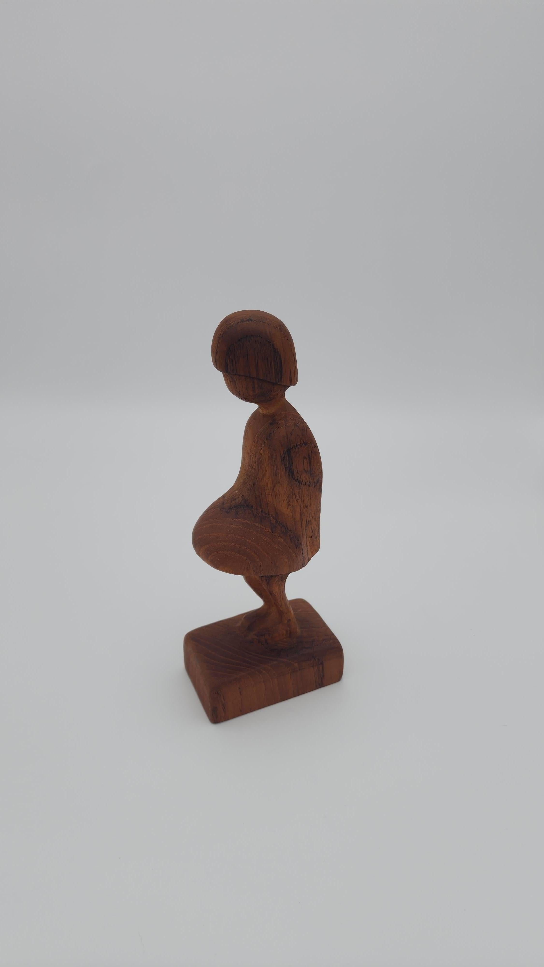 Scultura di ragazza in teak di Arne Basse, Made in Denmark in vendita 2